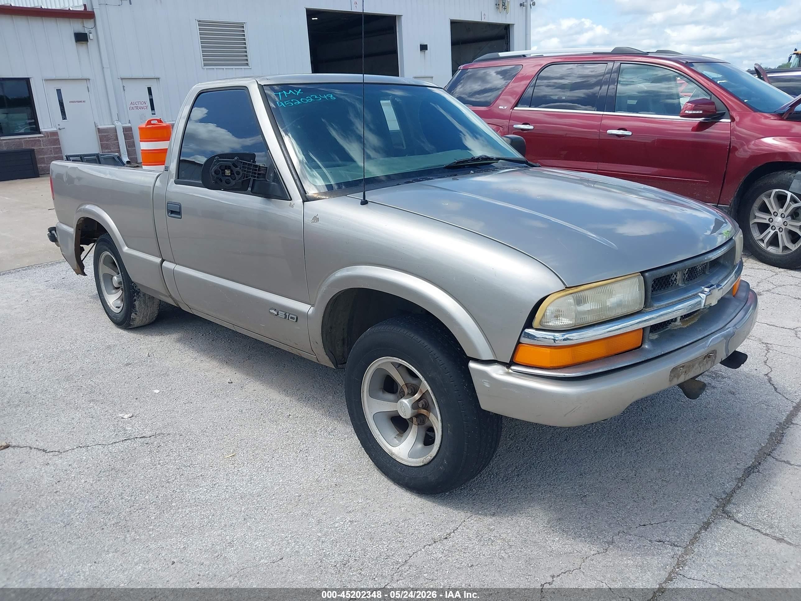 1998 Chevrolet S-10 LS, VIN 1GCCS1446WK270003 — Side