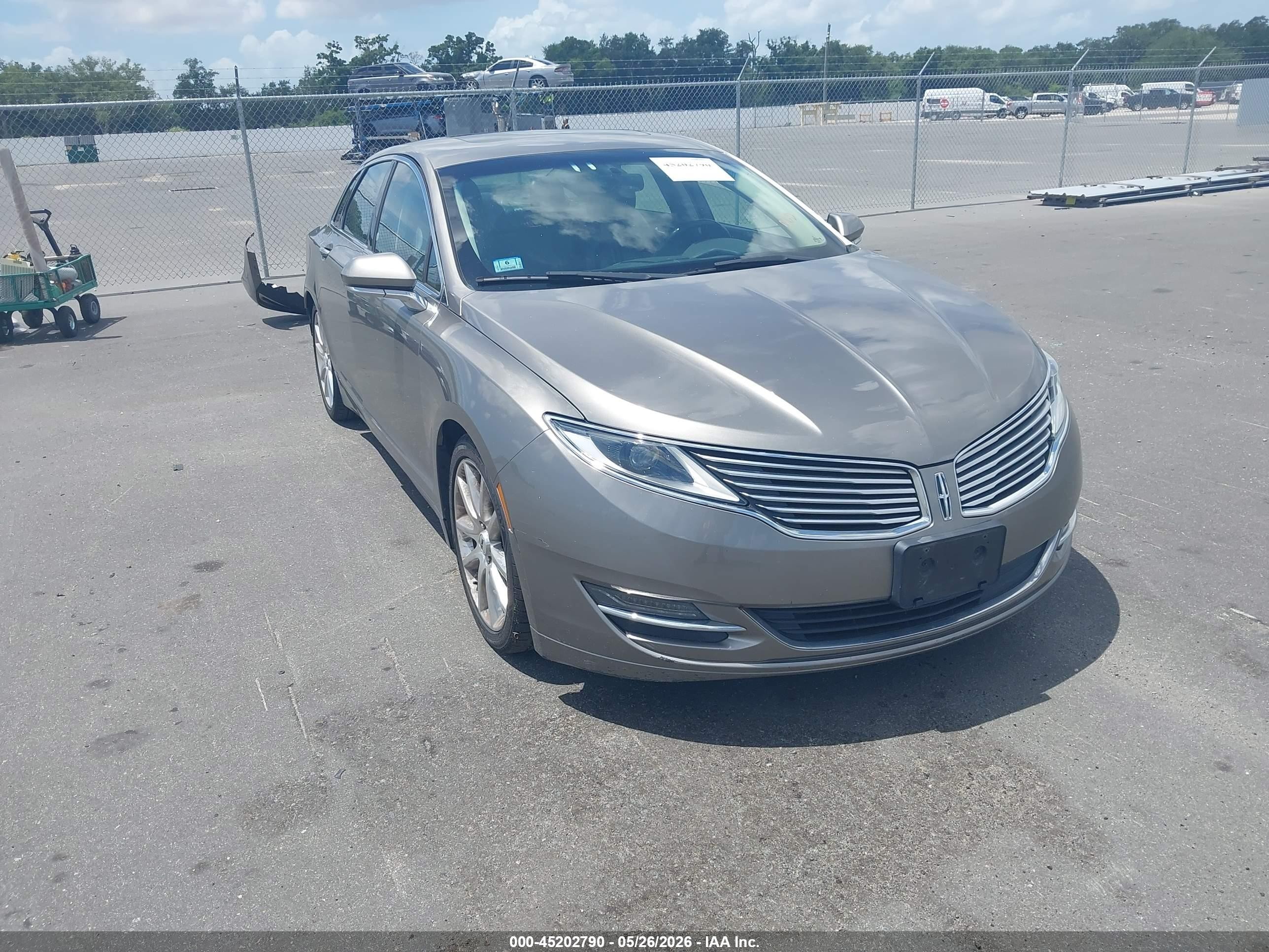 2016 Lincoln MKZ, VIN 3LN6L2J97GR616164 — Rear end