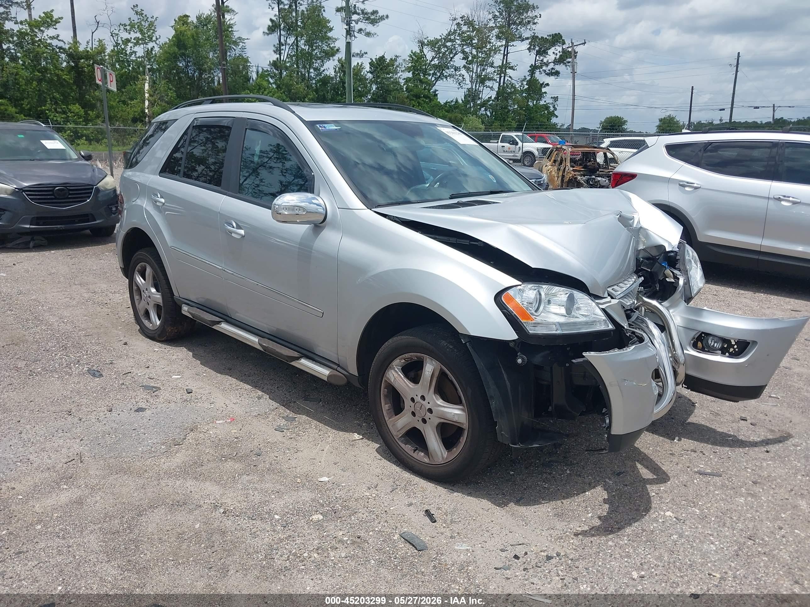 2006 Mercedes-Benz M 350, VIN 4JGBB86E26A040437 — Front end