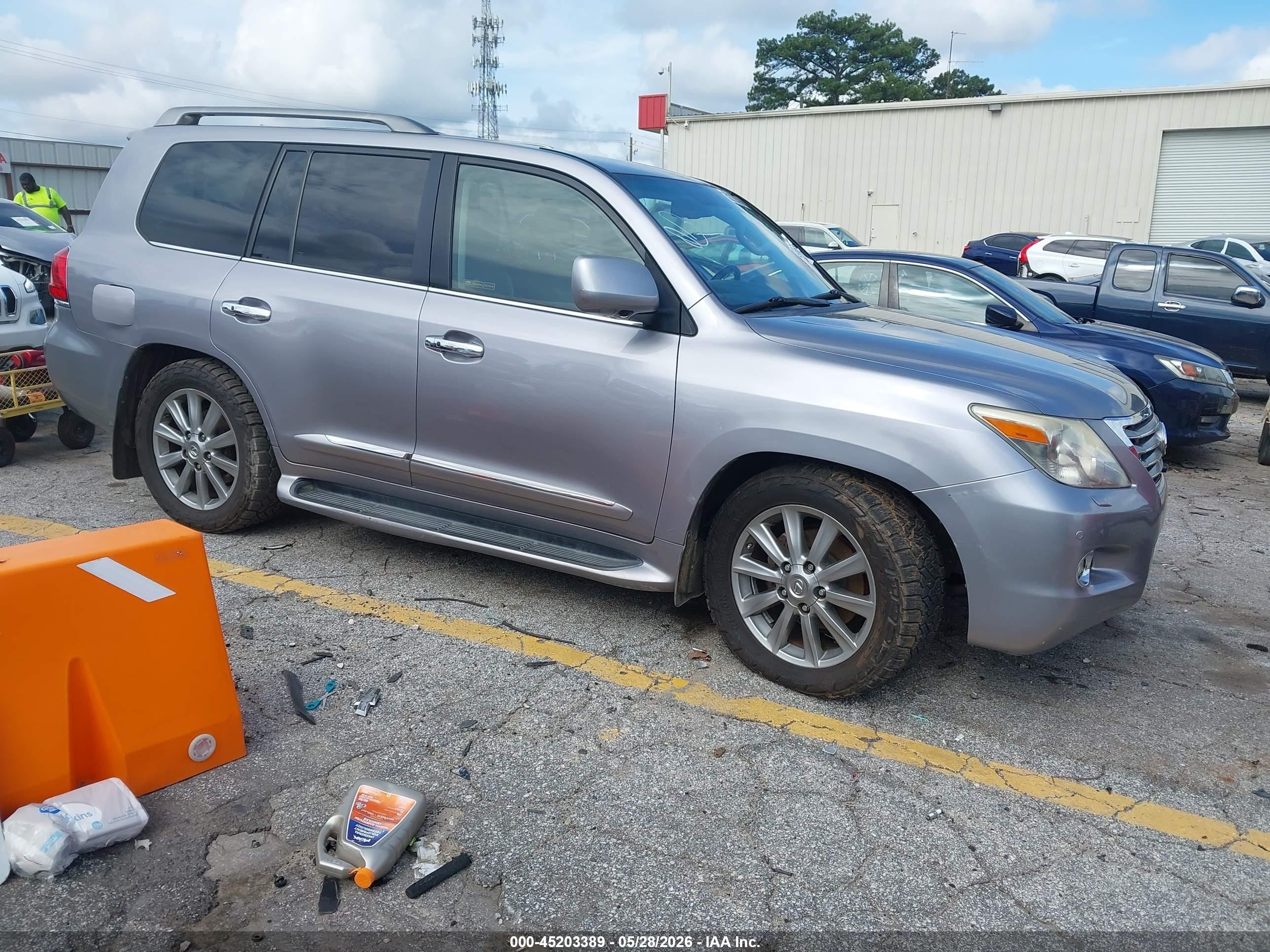 2009 Lexus LX 570, VIN JTJHY00W094019991 — Перед