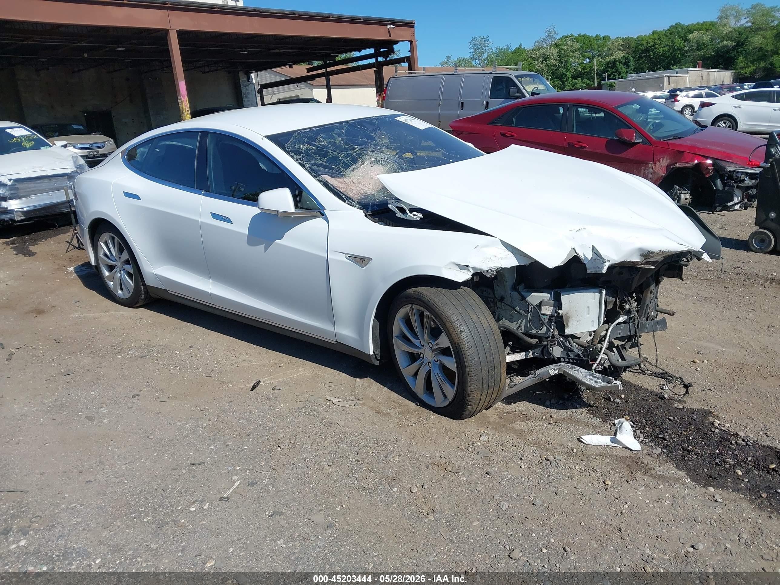 2015 Tesla Model S 85D, VIN 5YJSA1E26FF118828 — Перед