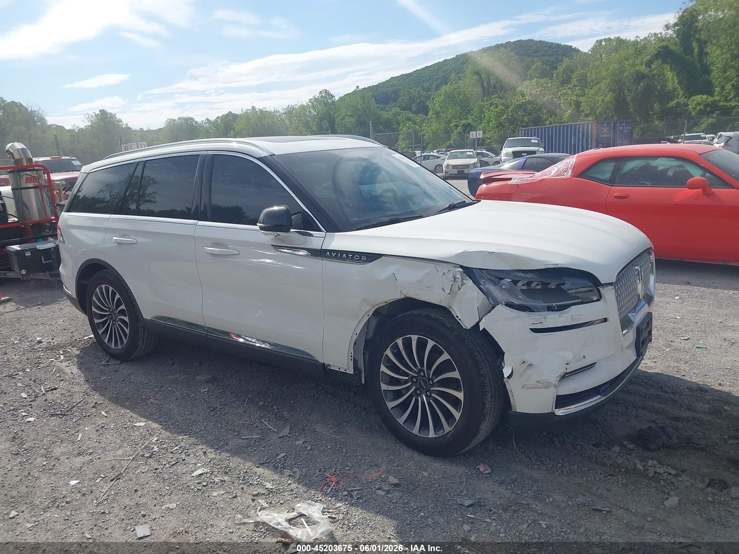 2022 Lincoln Aviator Reserve, VIN 5LM5J7XC7NGL02677 — Front end