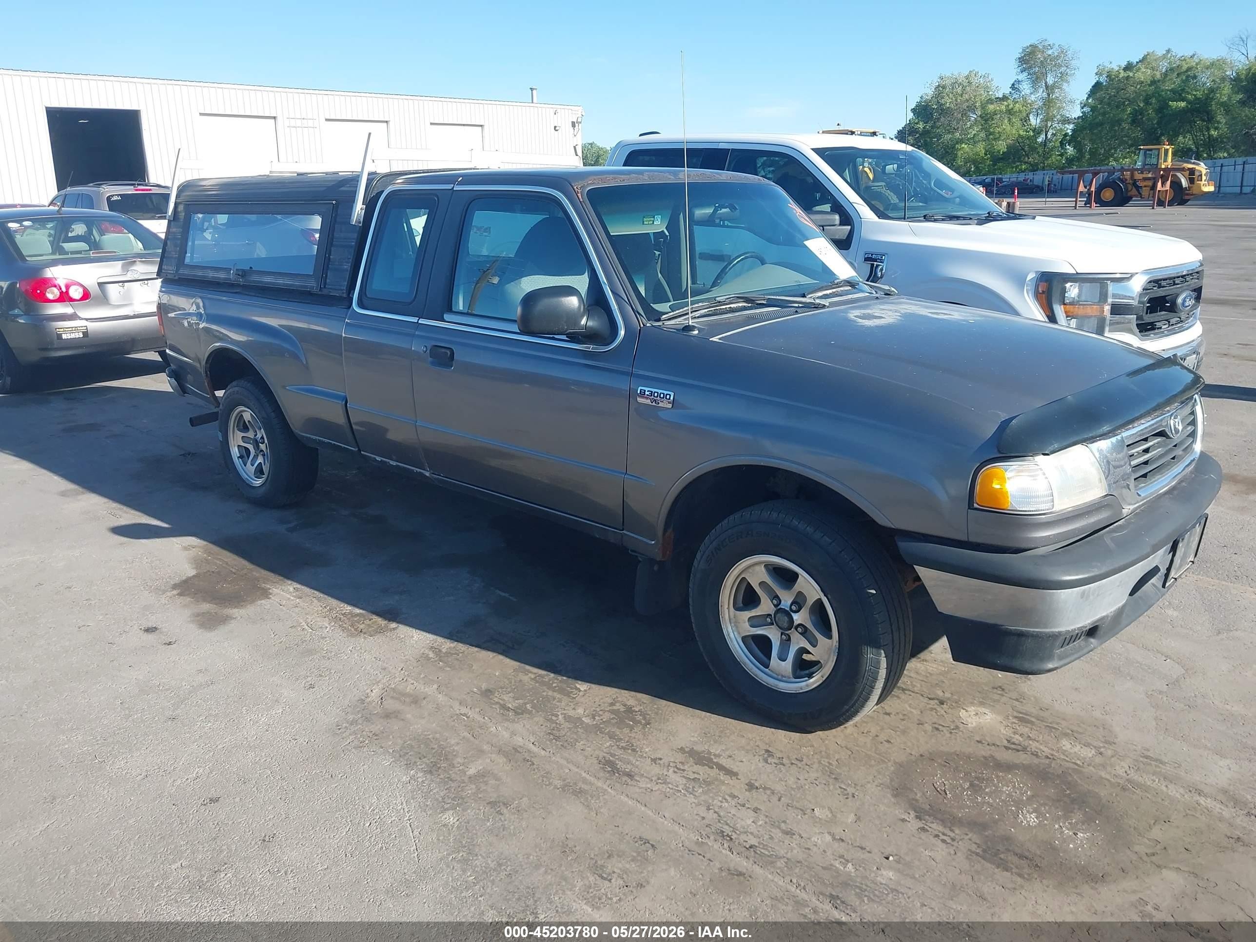 2000 Mazda B-Series SE, VIN 4F4YR16V9YTM15725 — Normal wear