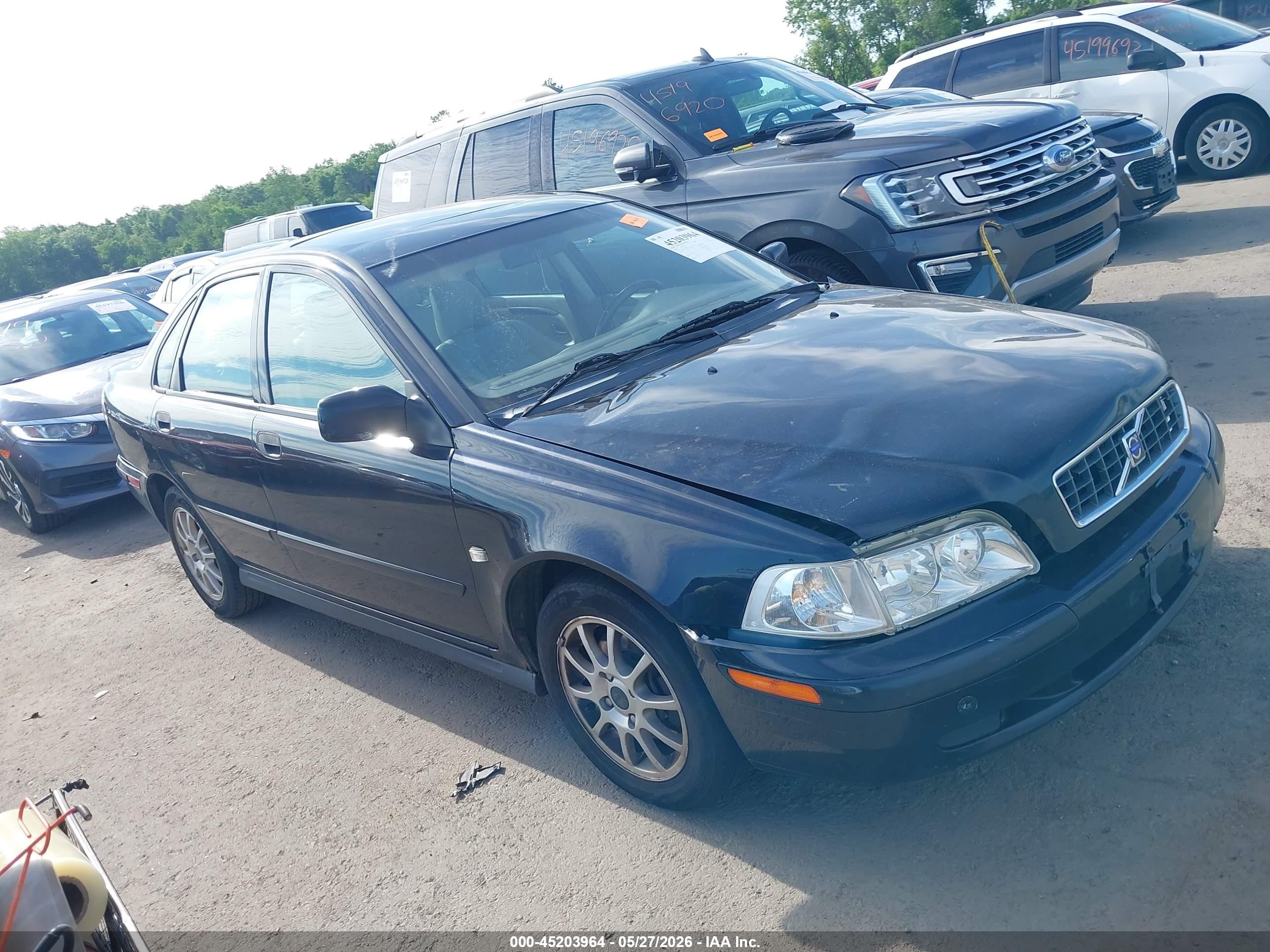 2004 Volvo S40, VIN YV1VS27534F075611 — Перед
