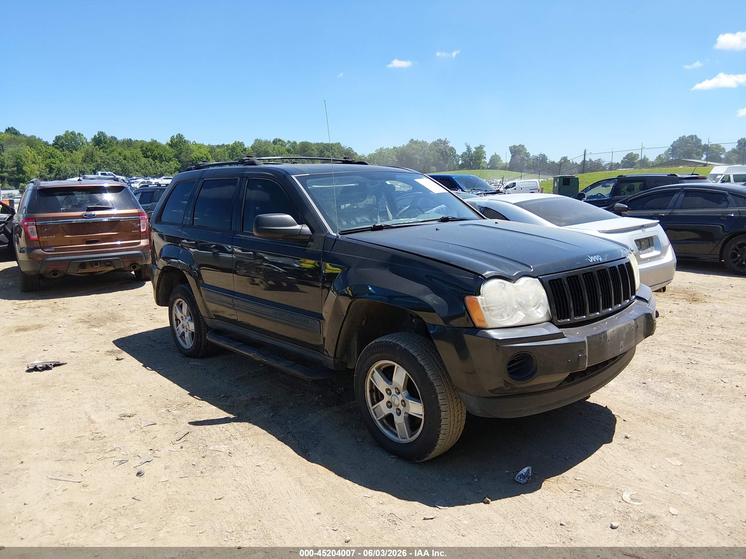 2005 Jeep Grand Cherokee Laredo, VIN 1J4GS48K75C637344 — Side