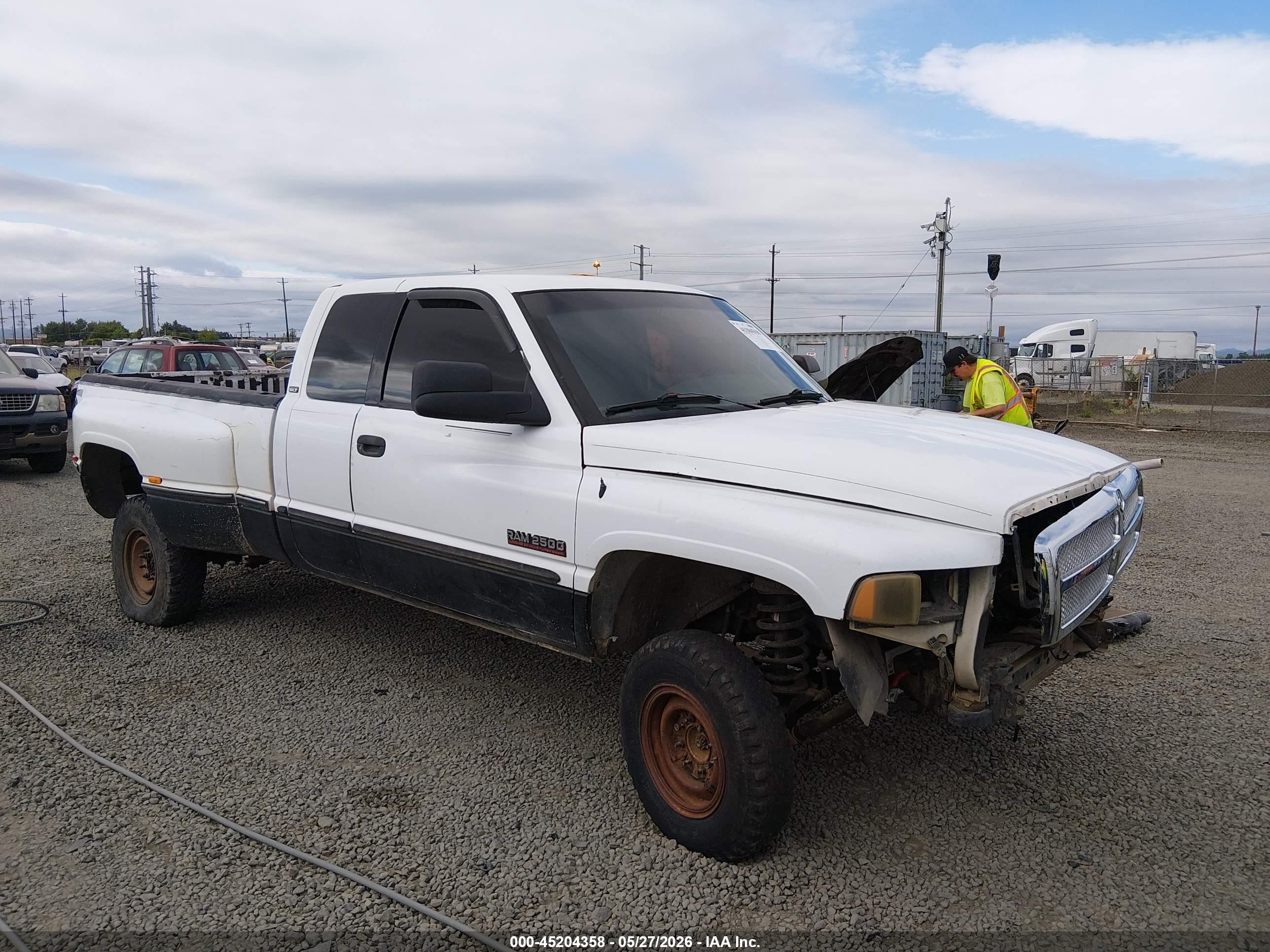 1999 Dodge 2500, VIN 1B7KF2360XJ513997 — Front end
