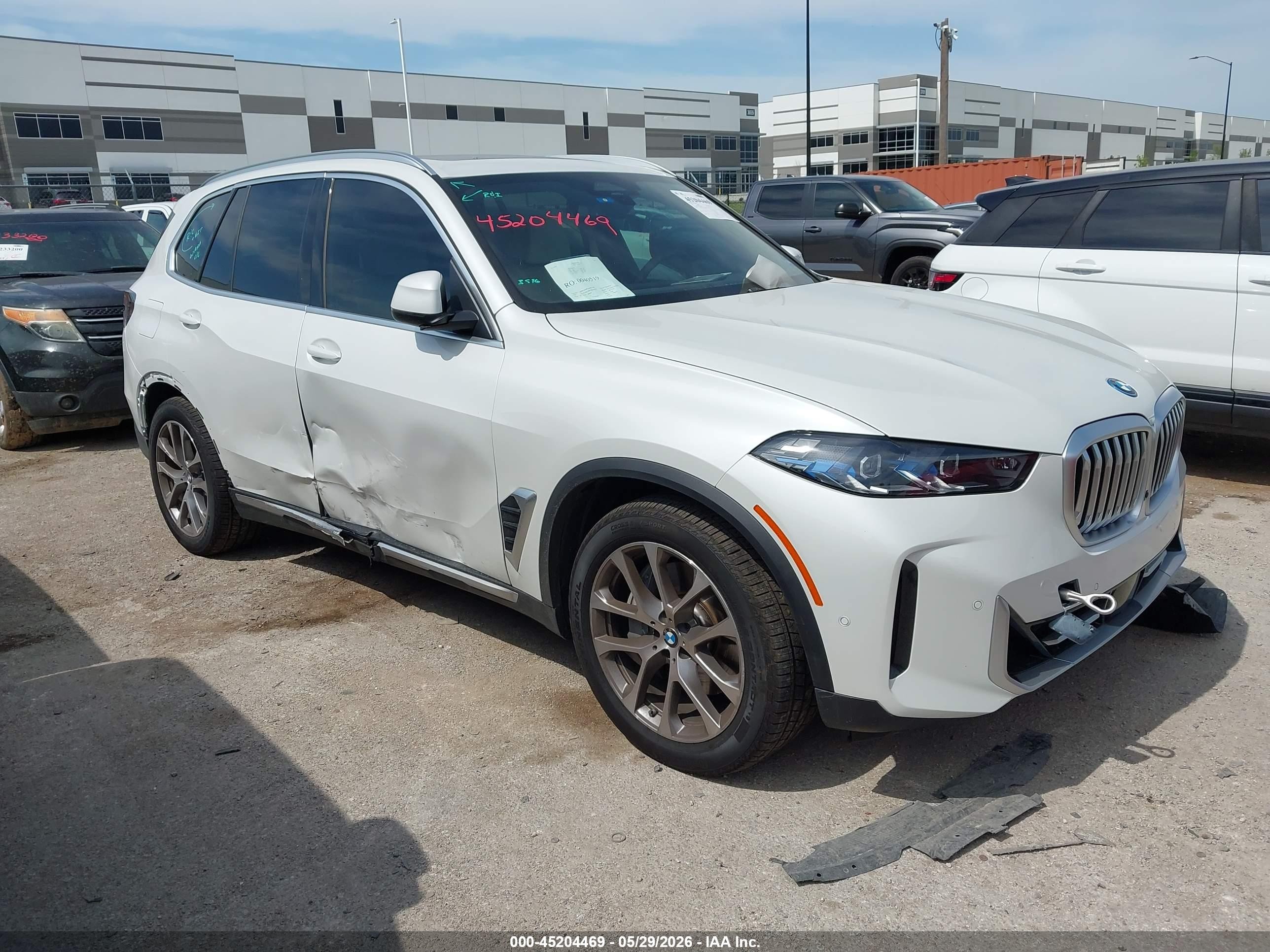 2026 BMW X5 xDrive50e, VIN 5UX43EU09T9243921 — Бок