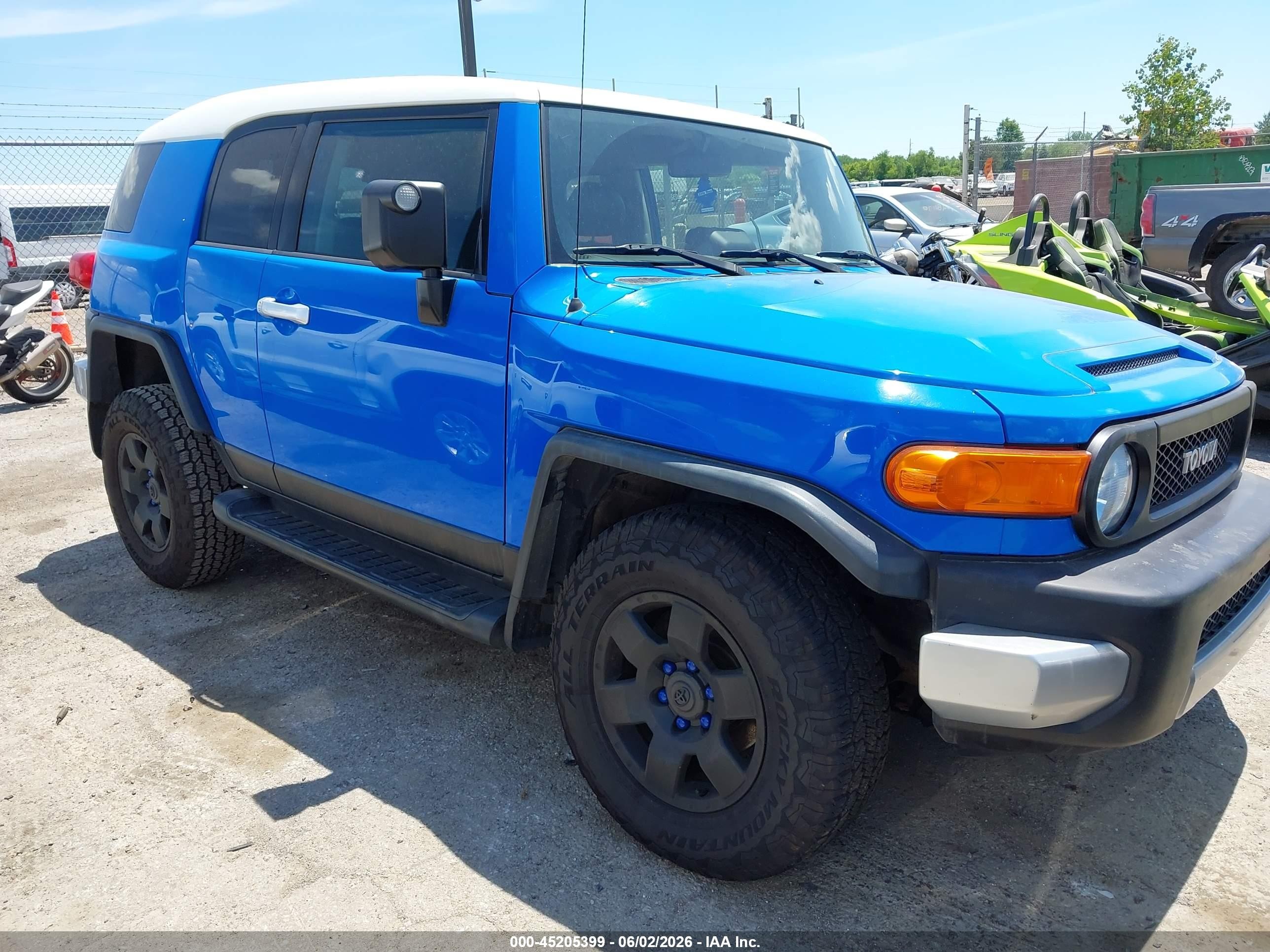 2008 Toyota FJ Cruiser, VIN JTEBU11F08K033825 — Front end