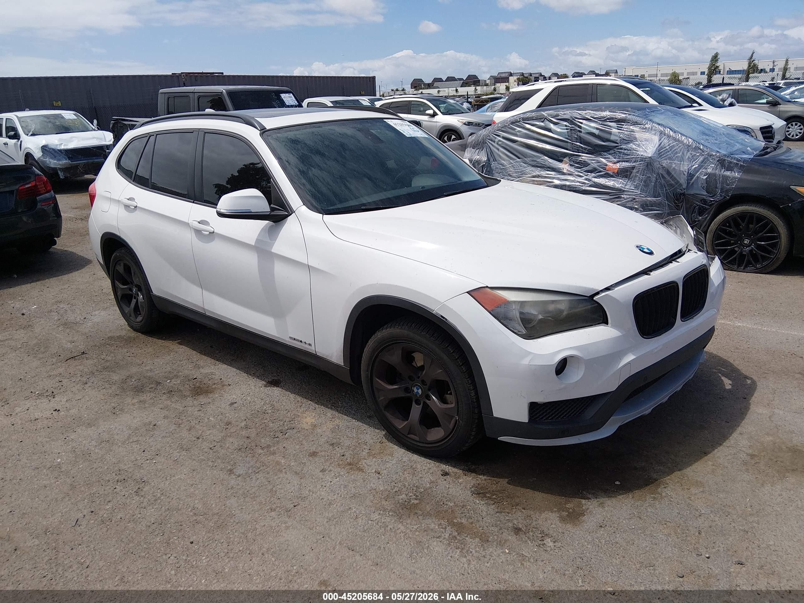 2015 BMW X1 sDrive28i, VIN WBAVM1C50FV317325 — Front end