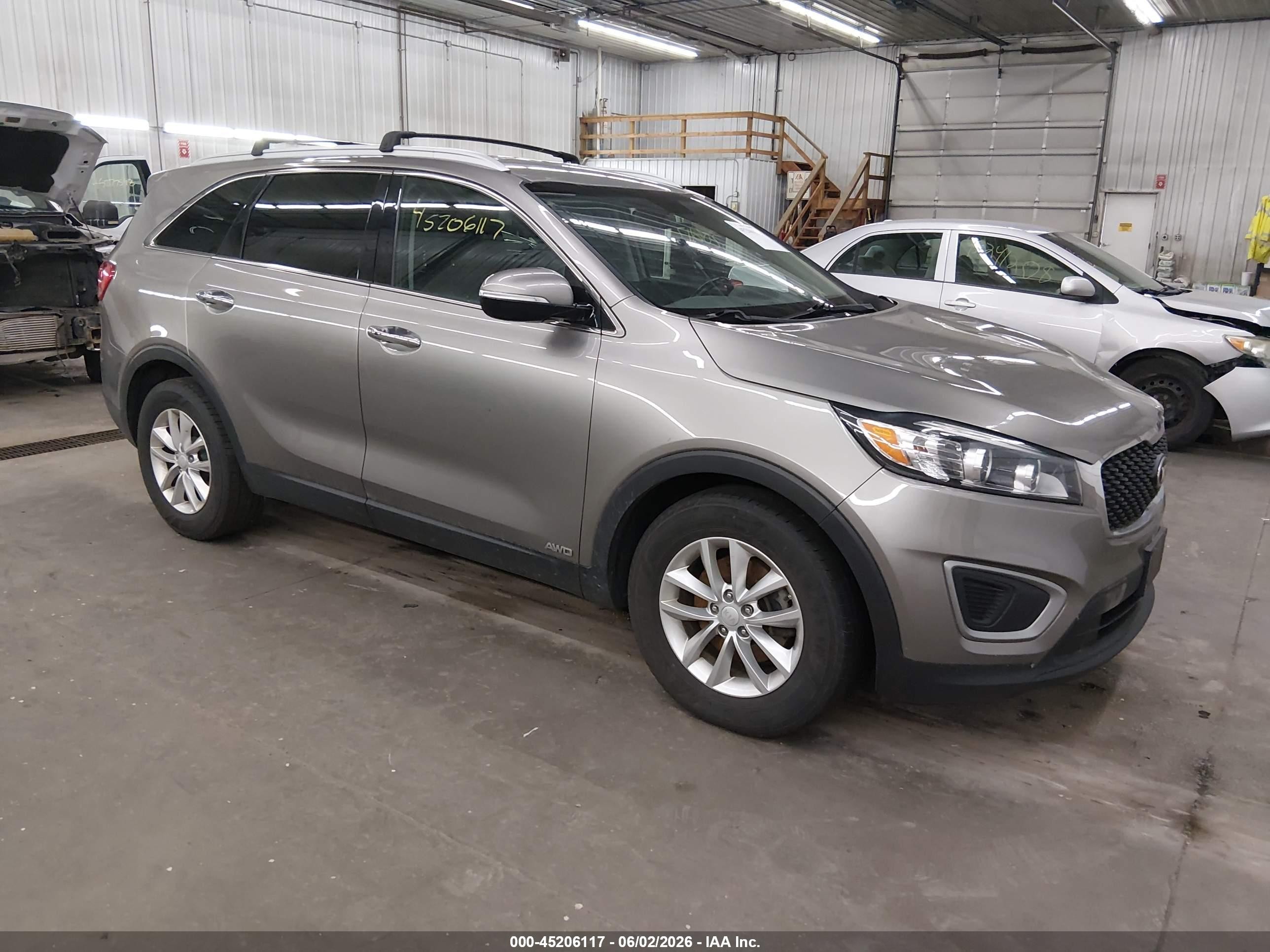 2017 Kia Sorento LX, VIN 5XYPGDA34HG284880 — Бок