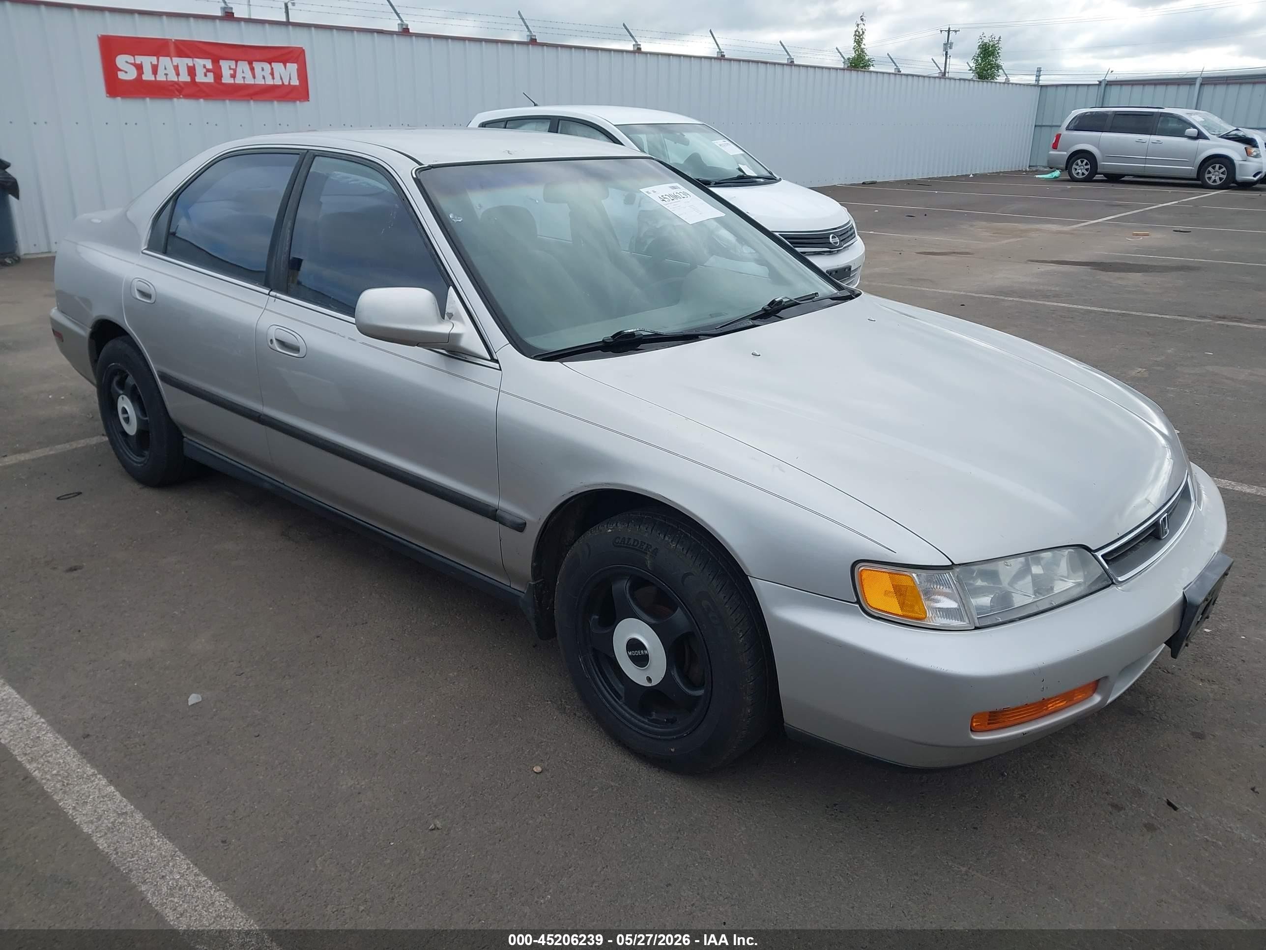 1997 Honda Accord LX, VIN 1HGCD5634VA002840 — Бок