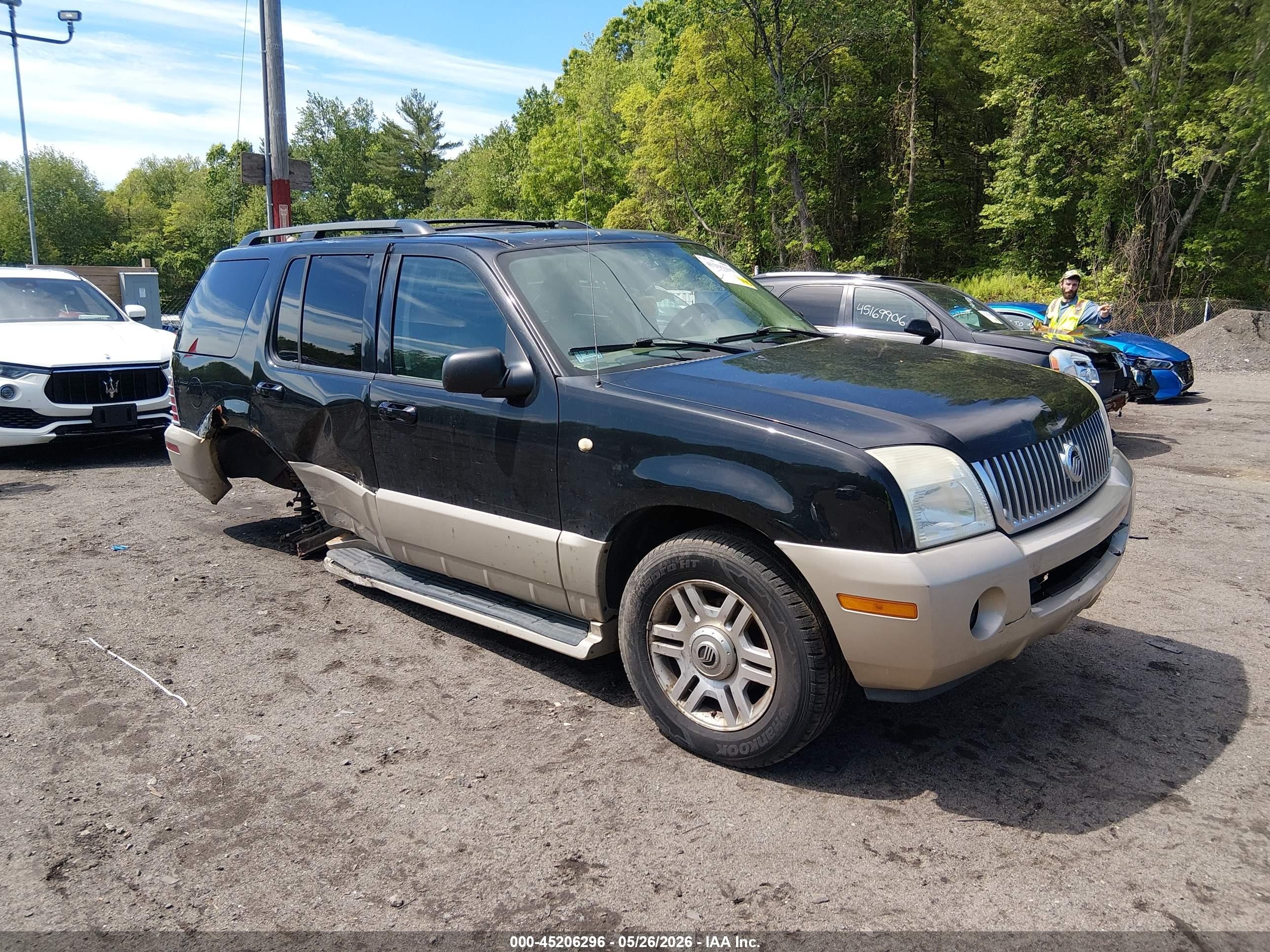 2004 Mercury Mountaineer Convenience, VIN 4M2ZU86E94UJ18246 — Front end