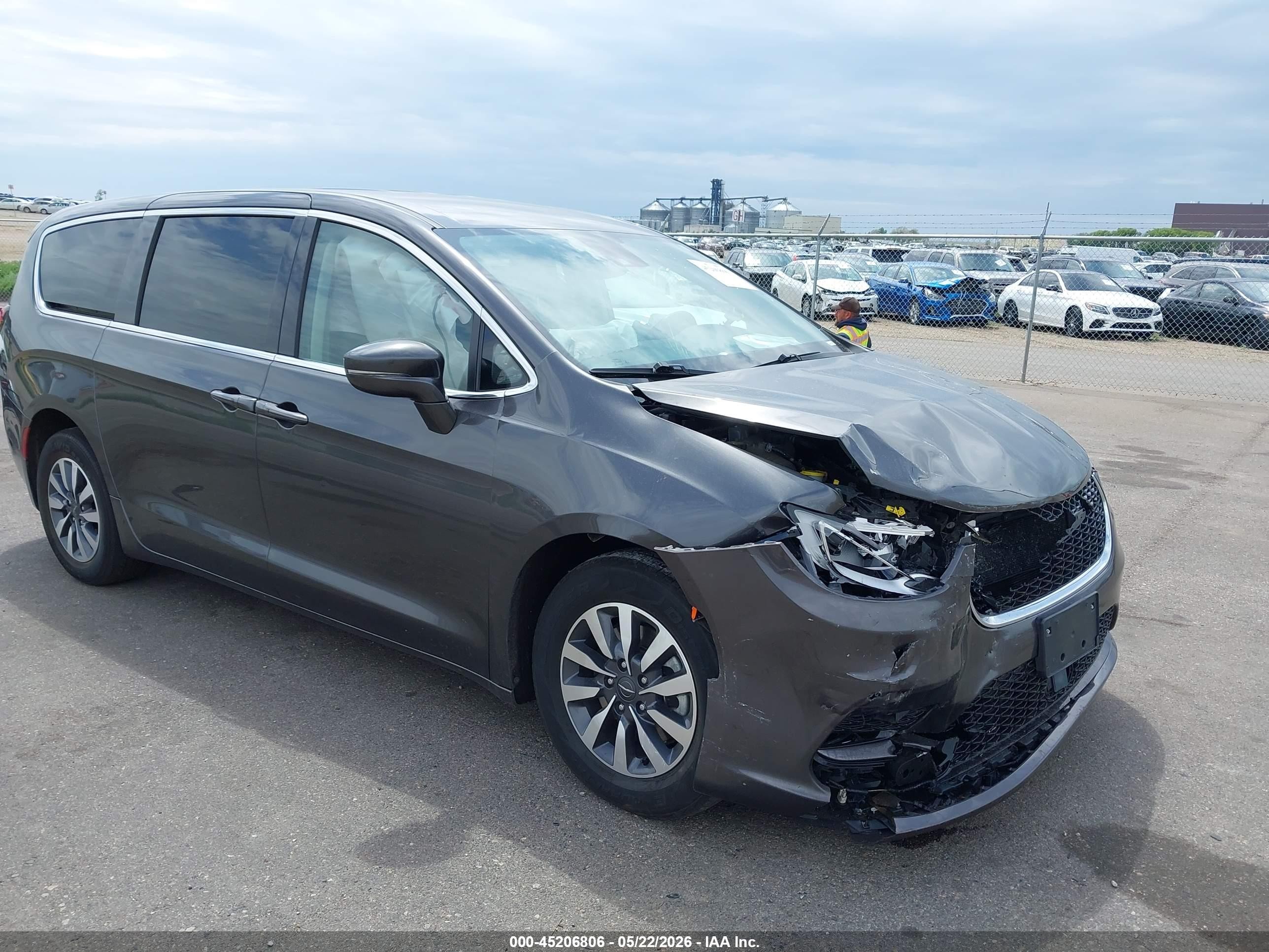 2022 Chrysler Pacifica Hybrid Touring L, VIN 2C4RC1L72NR206771 — Front end