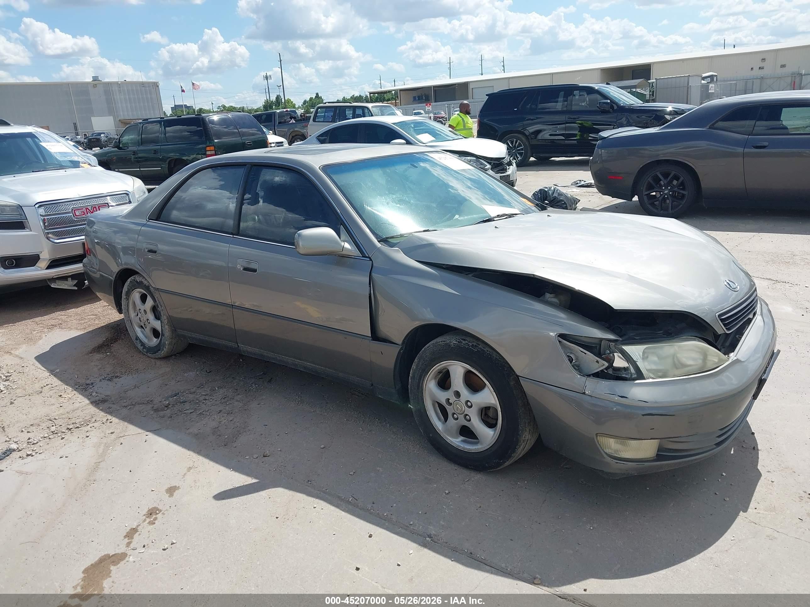 1998 Lexus ES 300, VIN JT8BF28G5W5042744 — Side