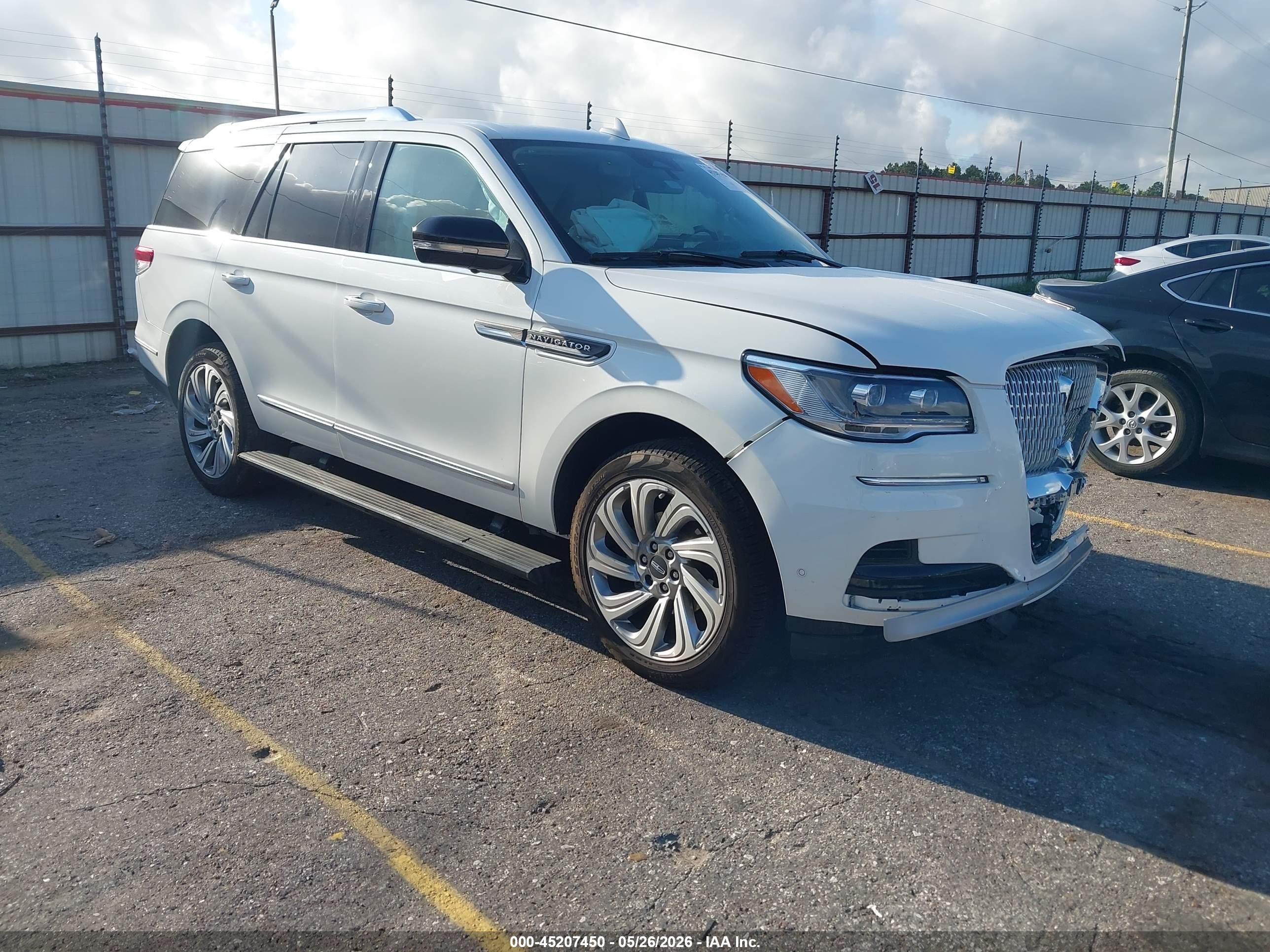 2024 Lincoln Navigator Premiere, VIN 5LMJJ2NG4REL19932 — Перед