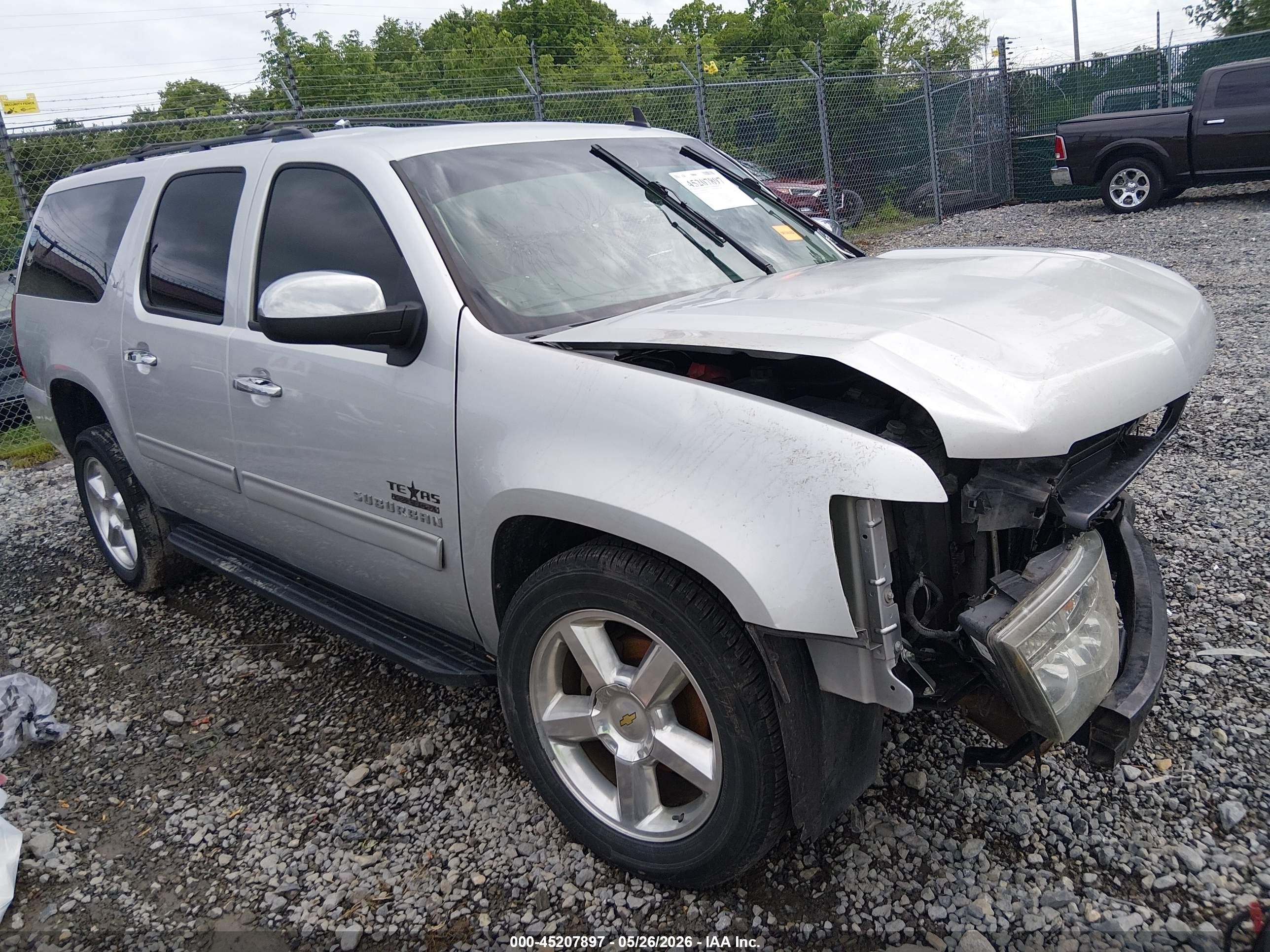 2014 Chevrolet Suburban LT, VIN 1GNSCJE03ER217647 — Front end
