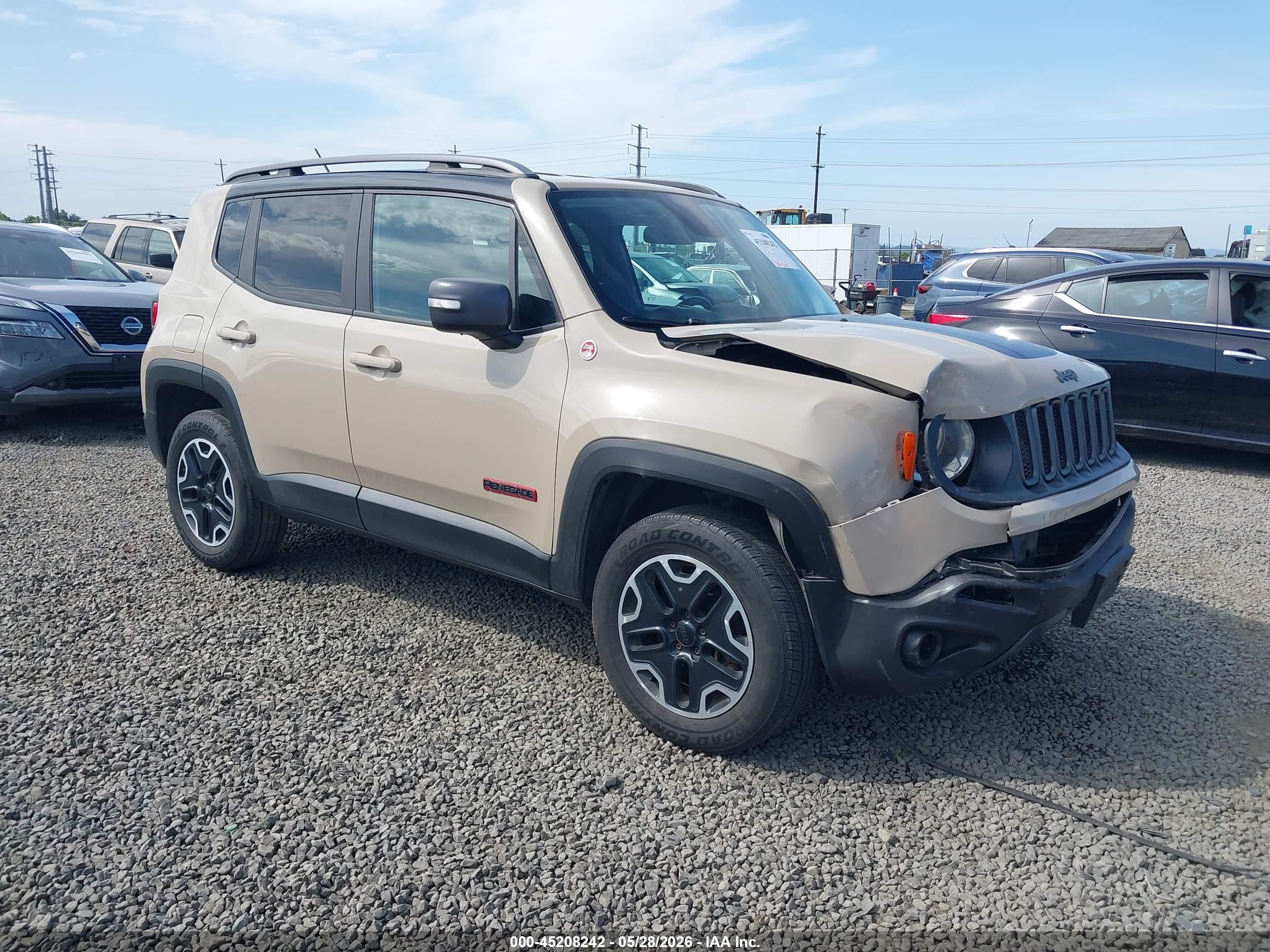 2015 Jeep Renegade Trailhawk, VIN ZACCJBCT8FPB97952 — Front end