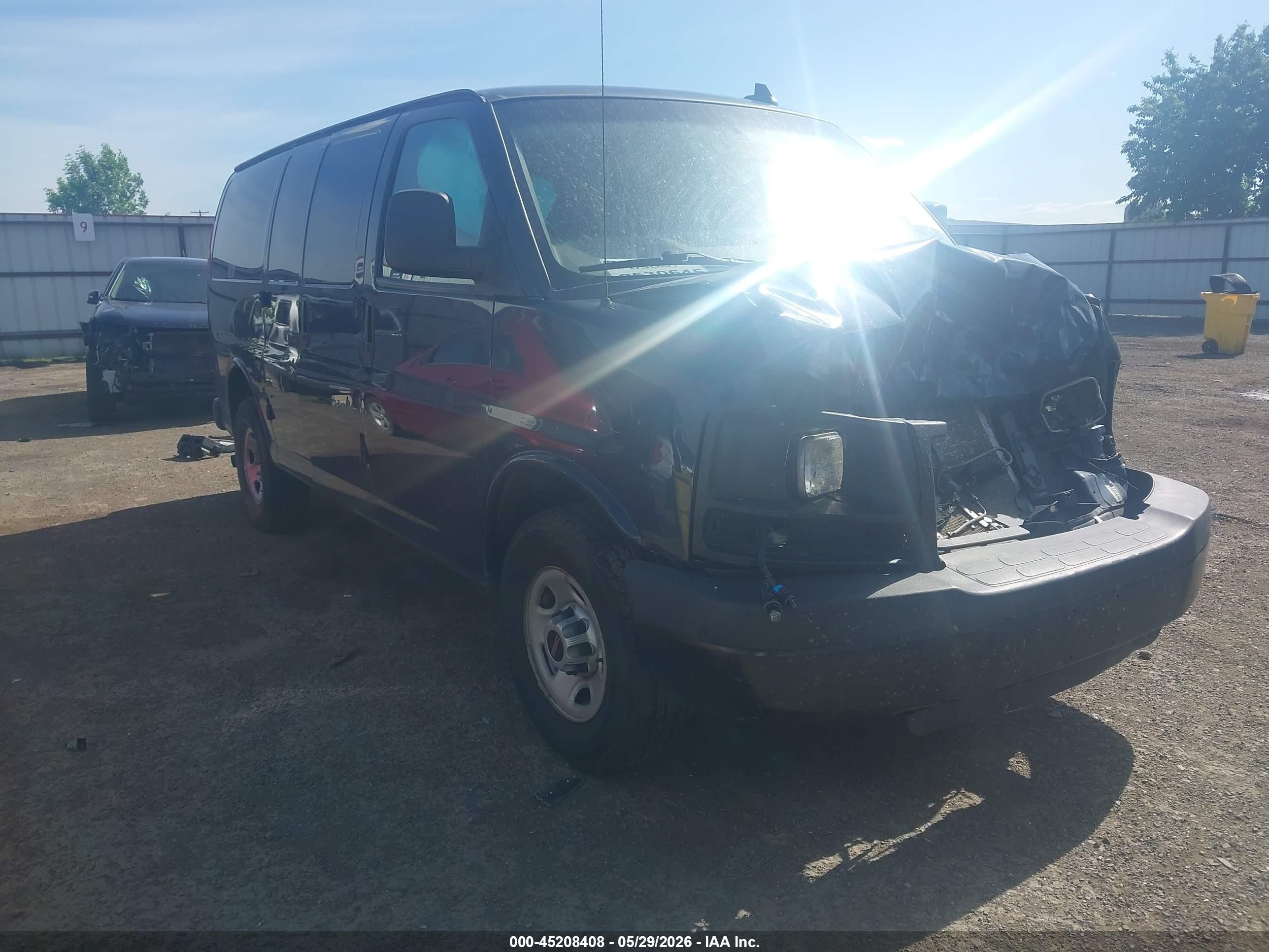 2016 GMC Savana Cargo, VIN 1GTW7AFF6G1180662 — Front end