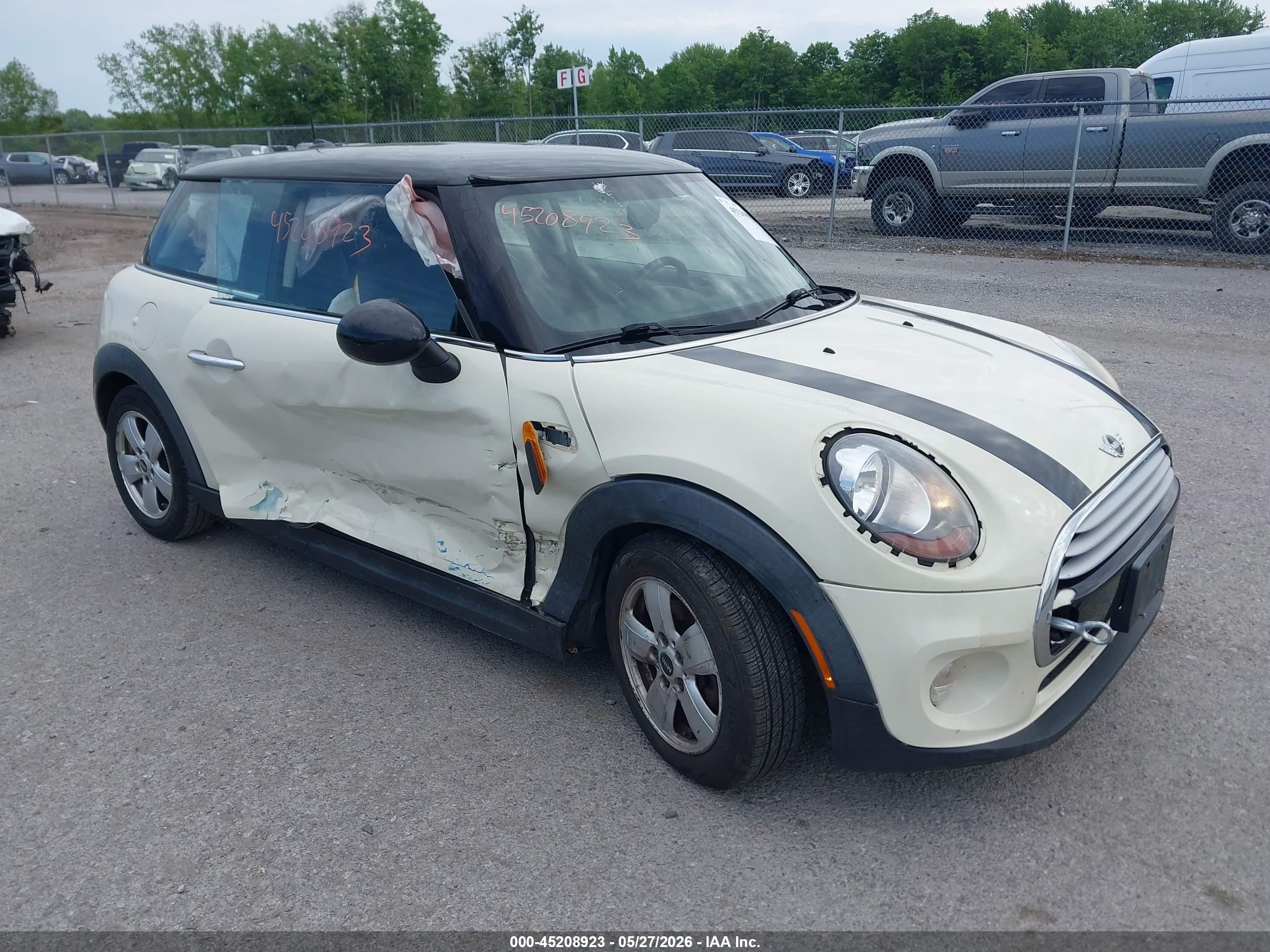 2014 MINI Hardtop, VIN WMWXM5C5XET935617 — Side