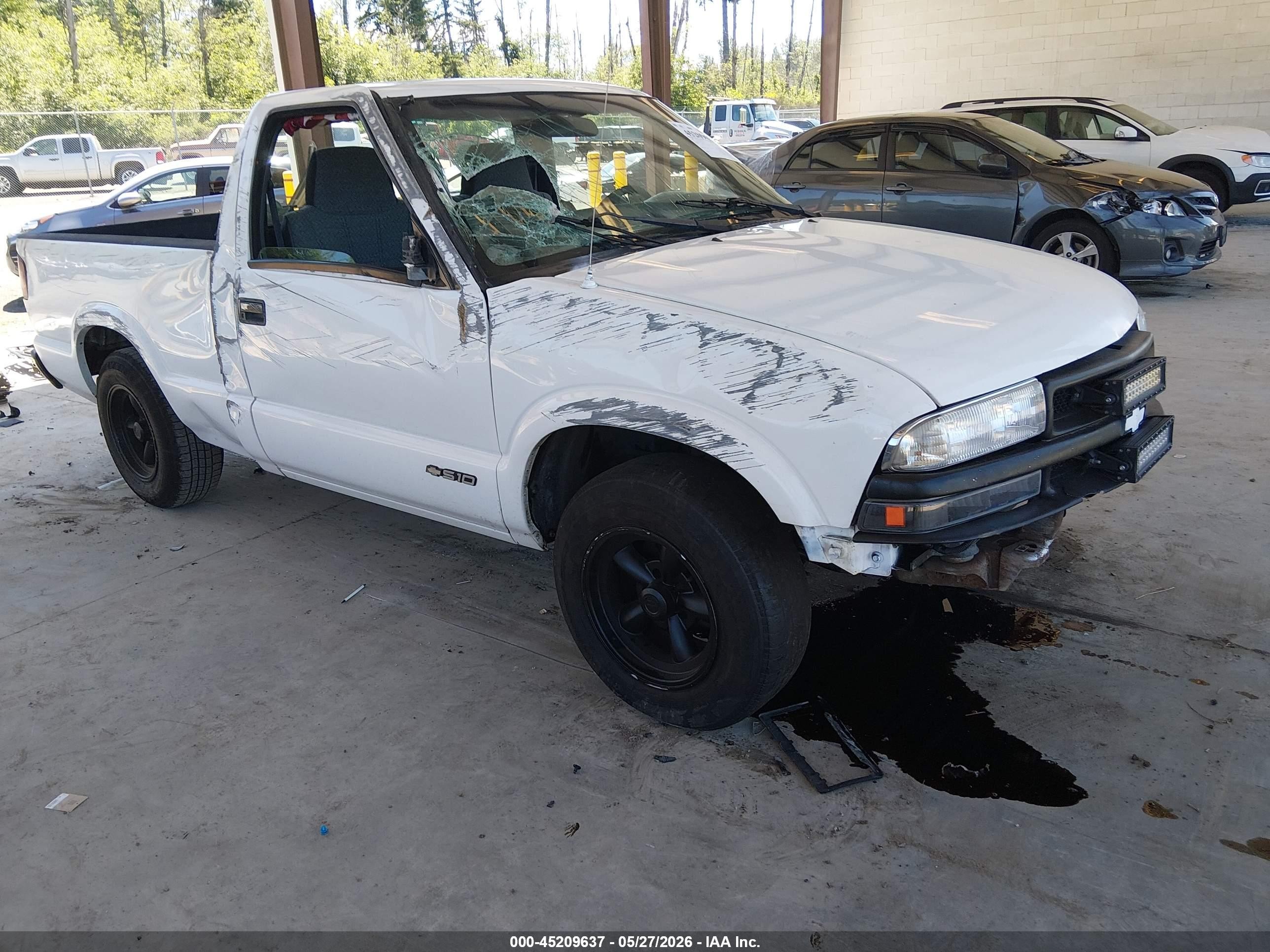 2000 Chevrolet S-10 LS, VIN 1GCCS1445YK187245 — Front end