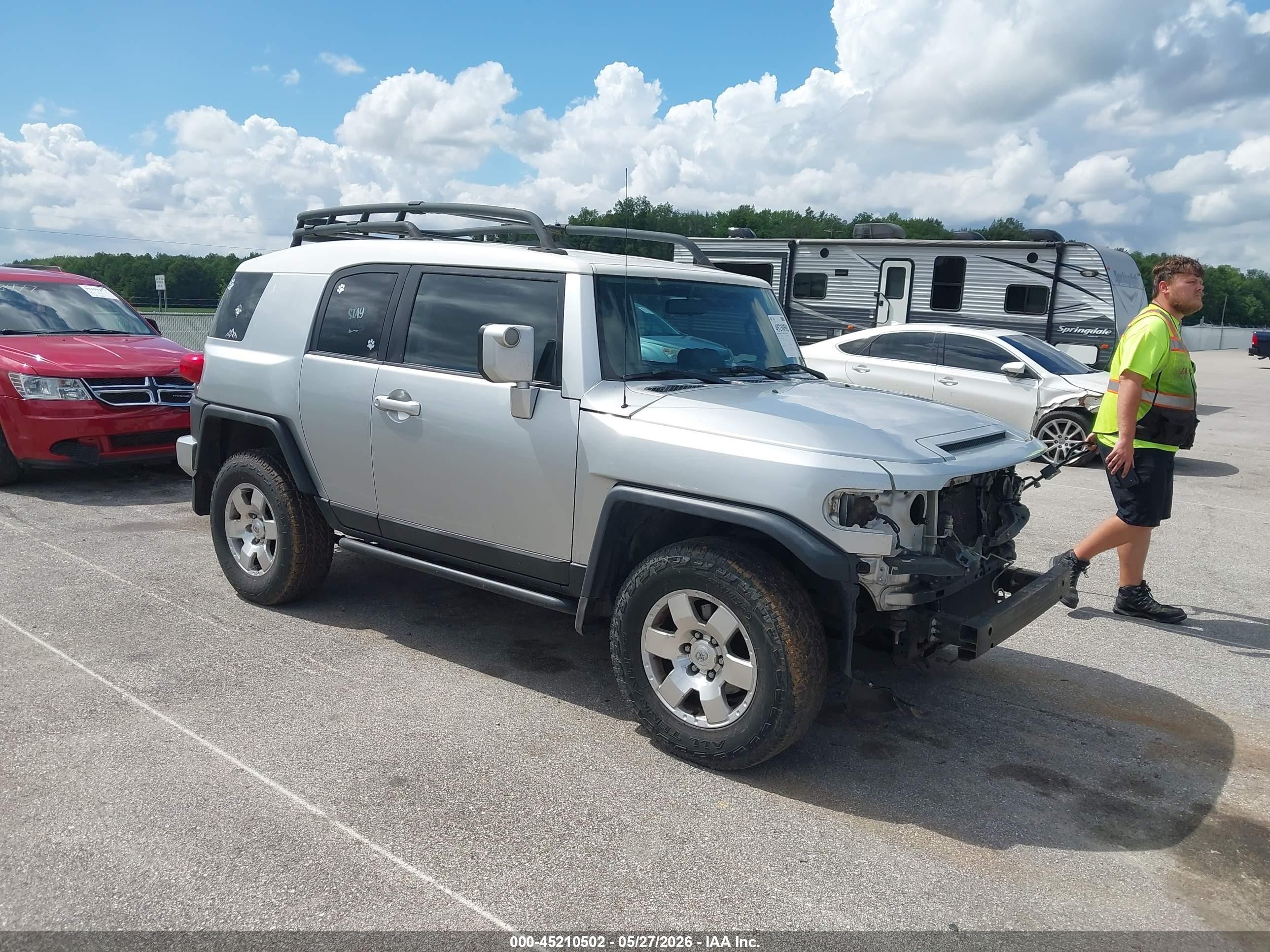 2007 Toyota FJ Cruiser, VIN JTEBU11F570076258 — Front end