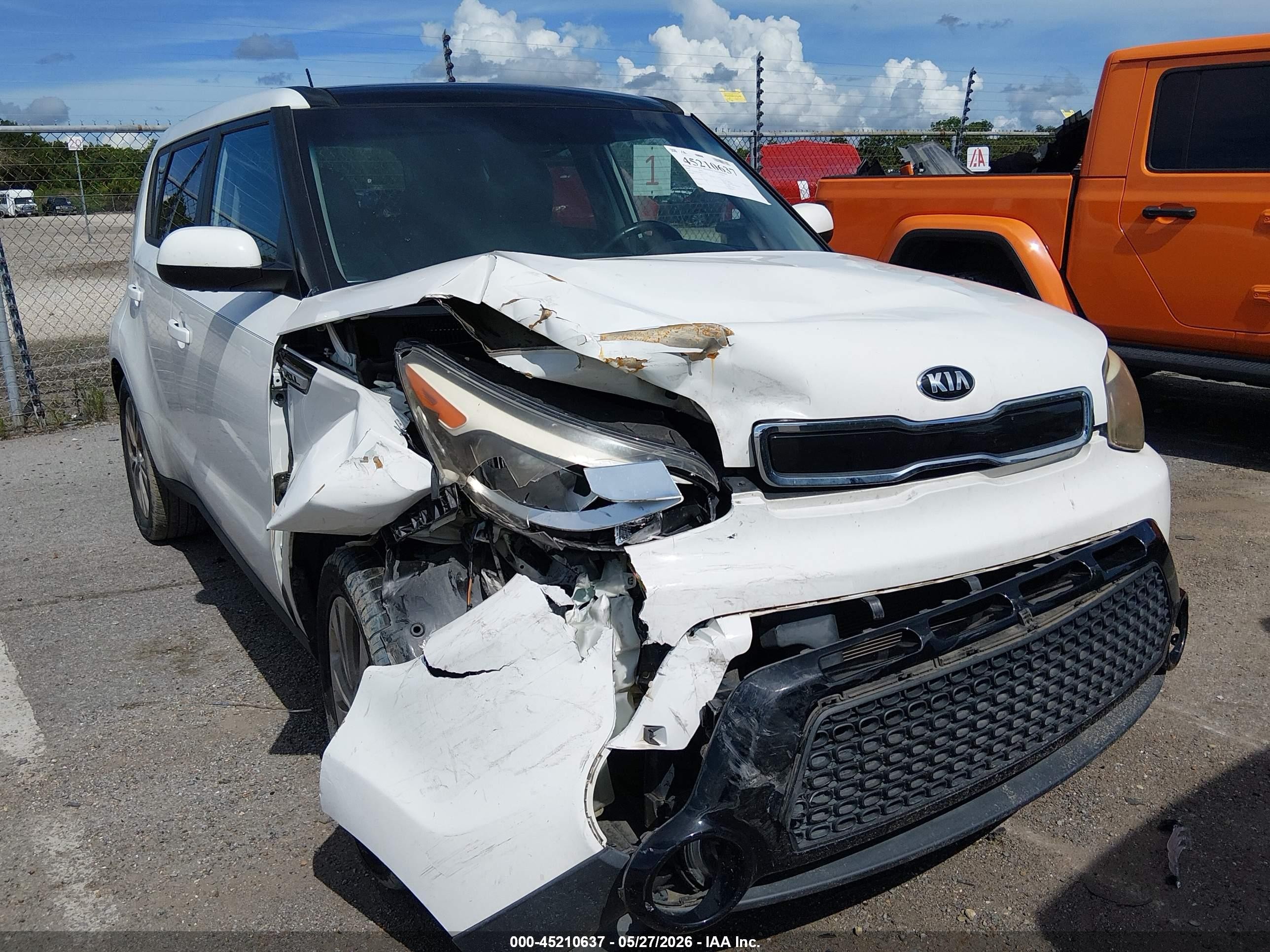 2016 Kia Soul +, VIN KNDJP3A58G7273135 — Front end