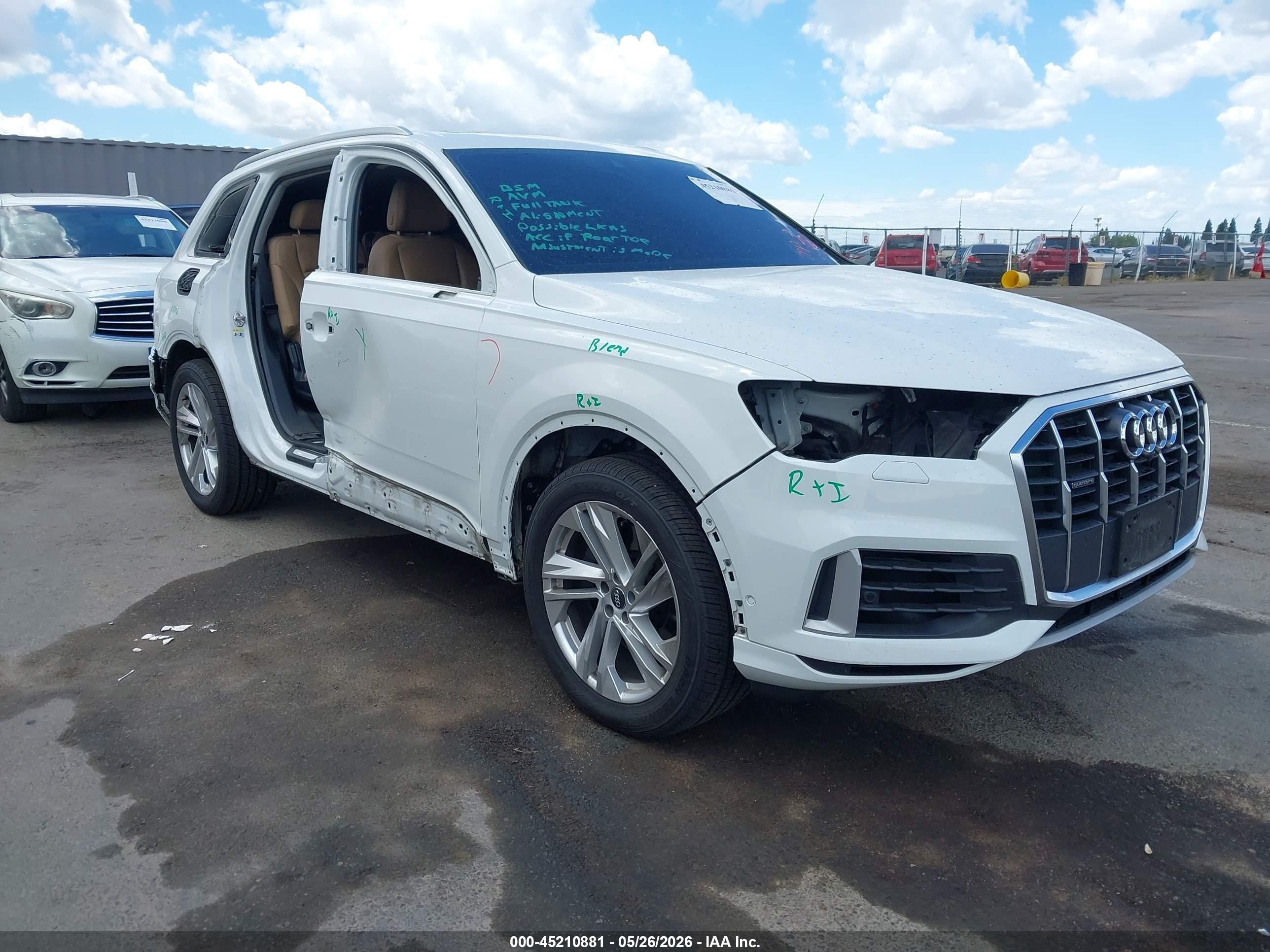 2020 Audi Q7 Premium Plus, VIN WA1LXAF74LD002635 — Бок