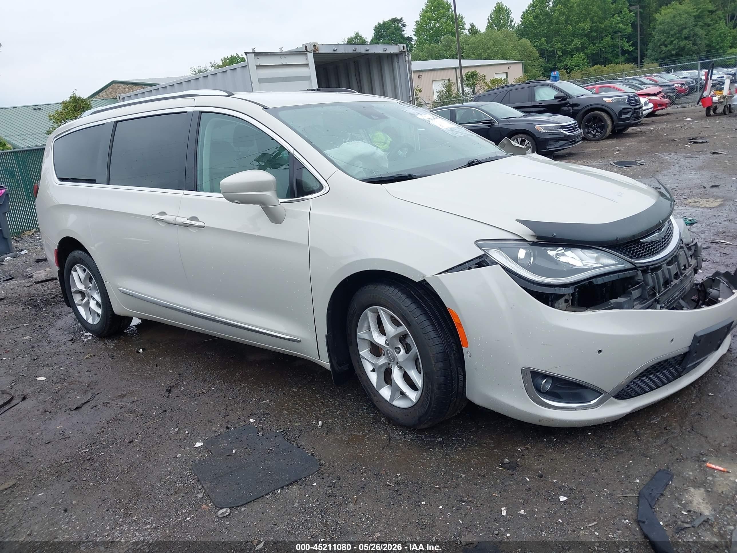 2017 Chrysler Pacifica Touring L Plus, VIN 2C4RC1EG6HR757044 — Front end