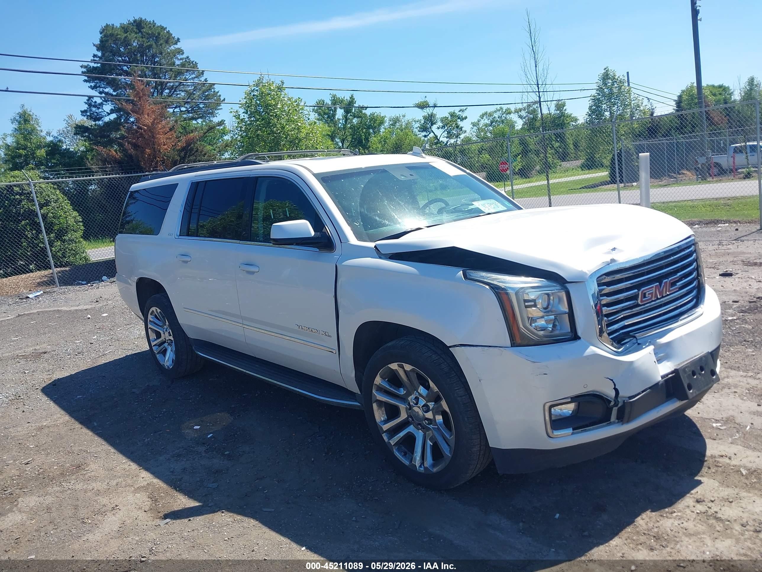 2017 GMC Yukon XL SLT, VIN 1GKS2GKC1HR265122 — Front end