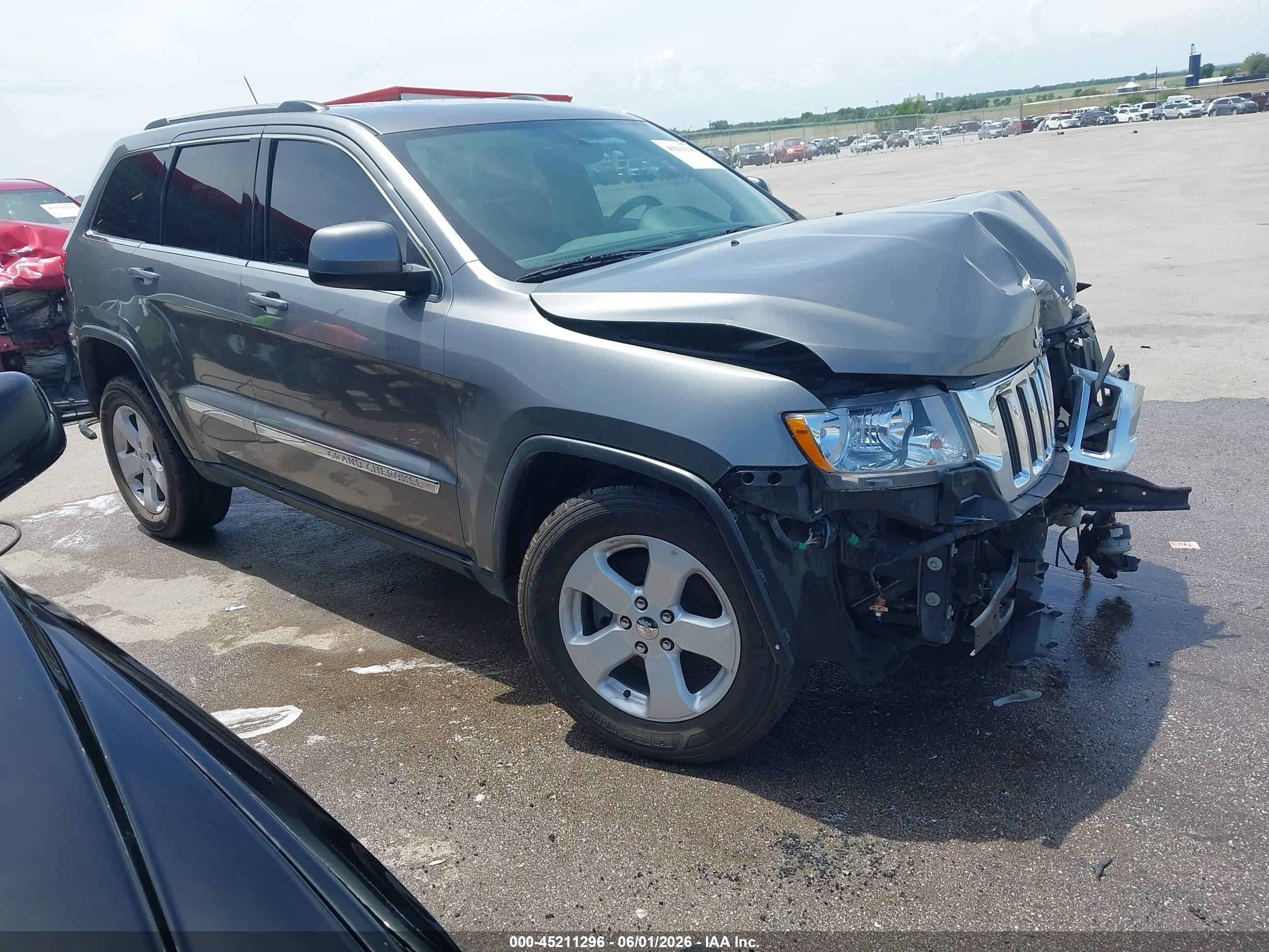 2013 Jeep Grand Cherokee Laredo, VIN 1C4RJFAG9DC553057 — Front end