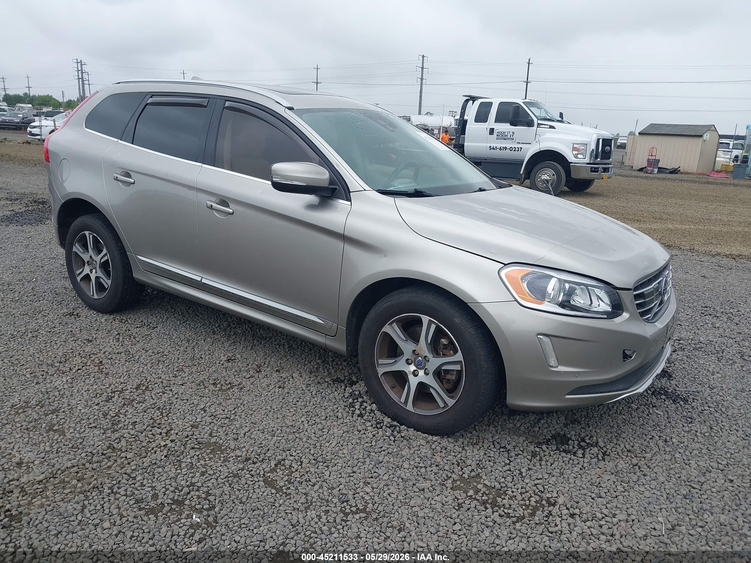 2015 Volvo XC60 T6, VIN YV4902RK9F2651662 — Side