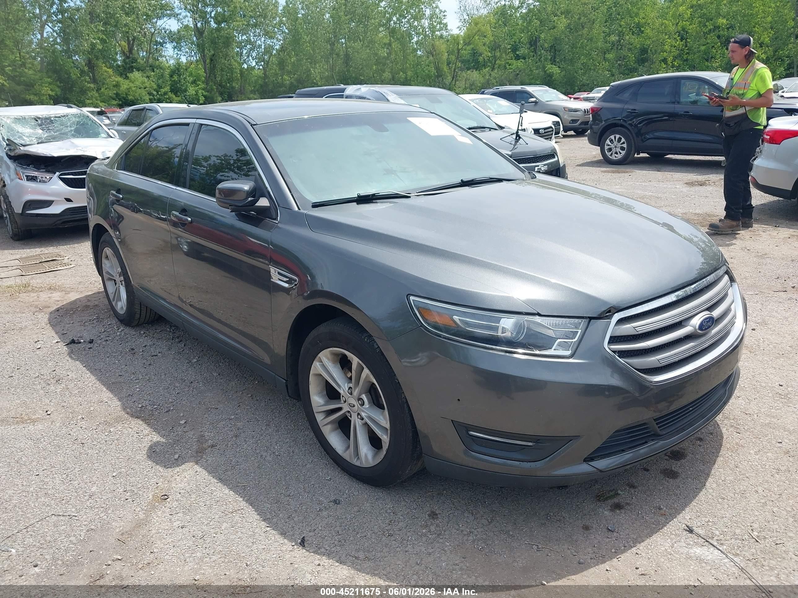 2015 Ford Taurus SEL, VIN 1FAHP2E81FG148351 — Зад