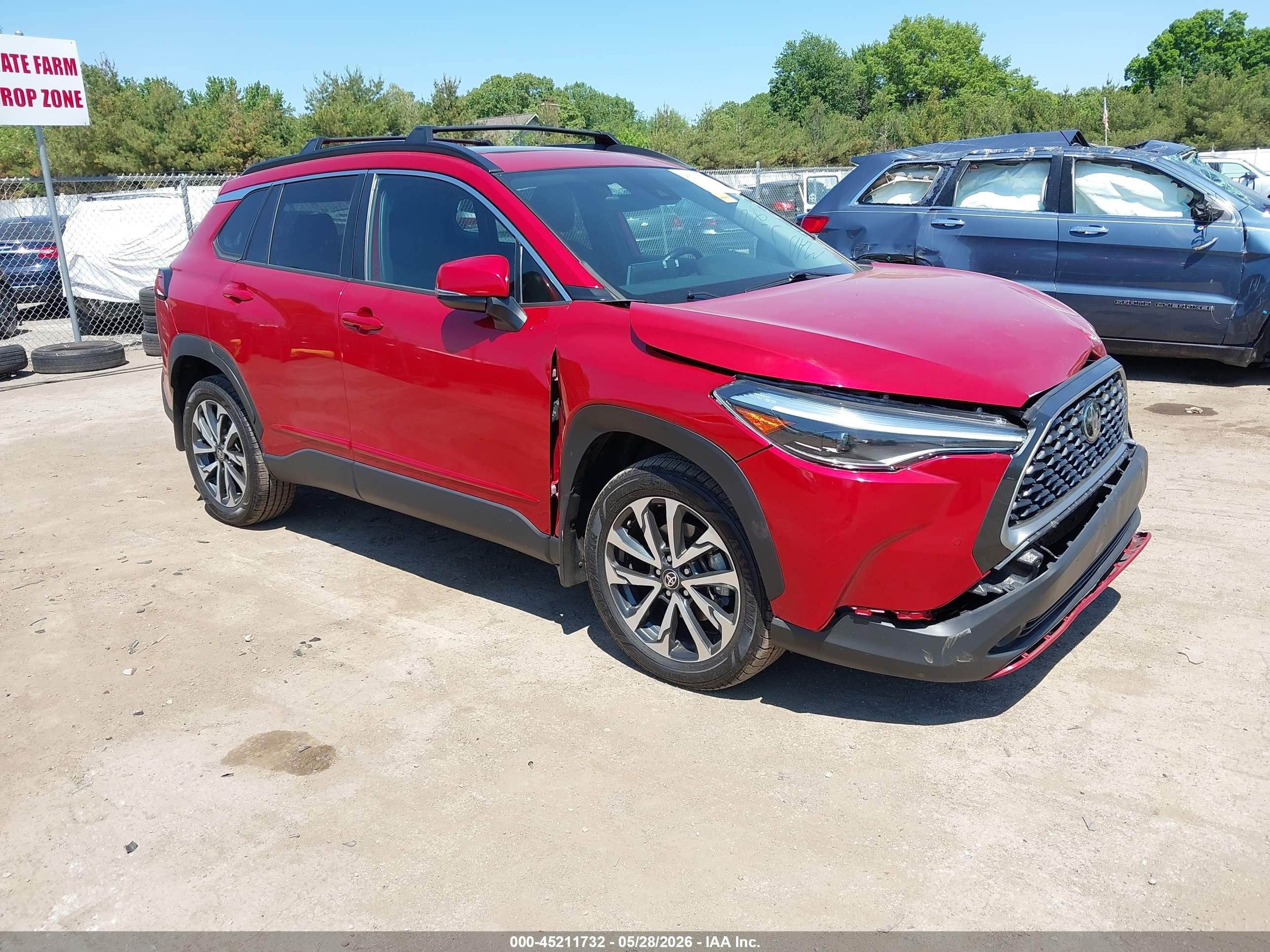 2022 Toyota Corolla Cross XLE, VIN 7MUDAAAG9NV018166 — Front end