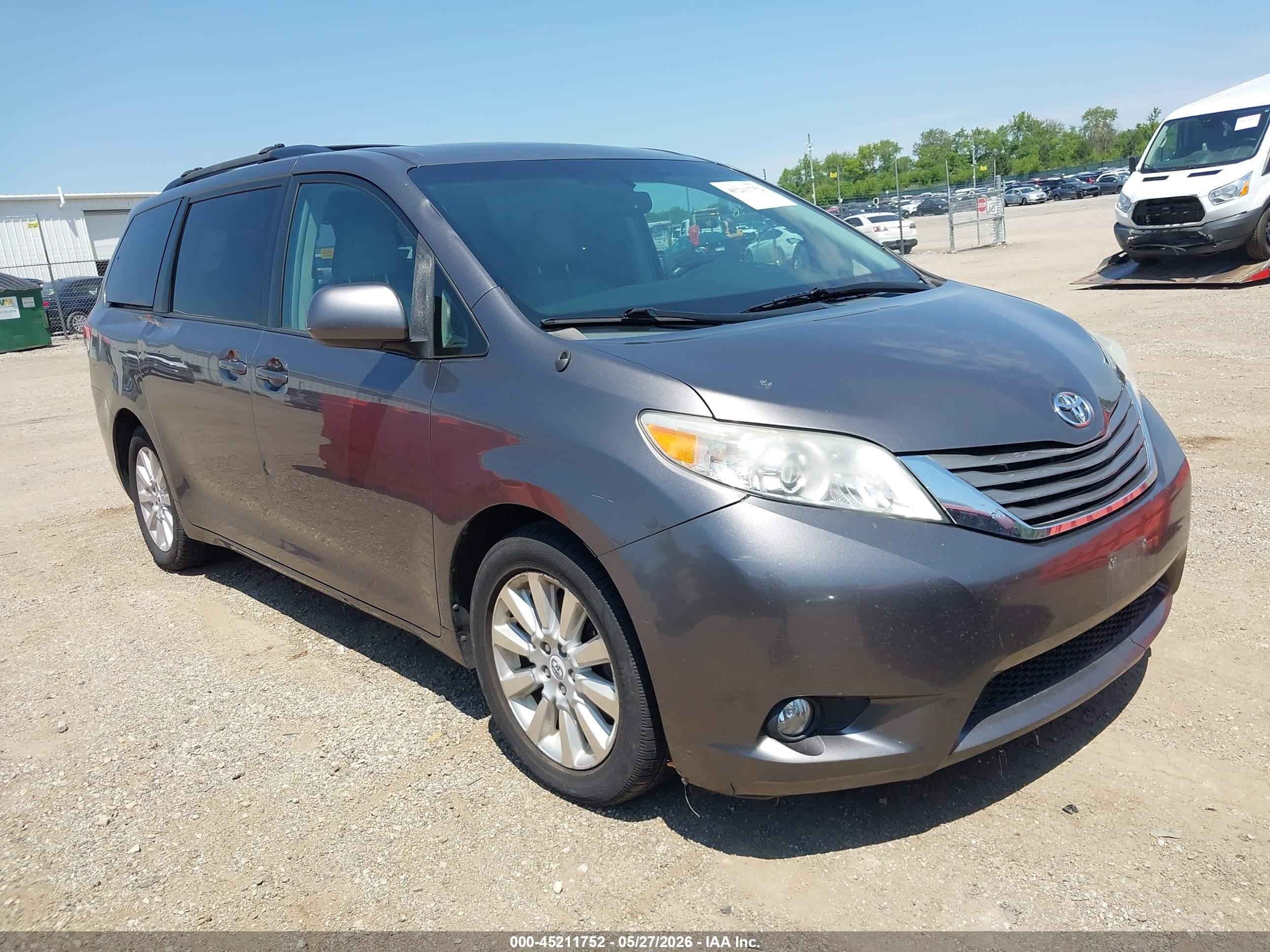 2011 Toyota Sienna XLE, VIN 5TDDK3DC4BS017773 — Normal wear