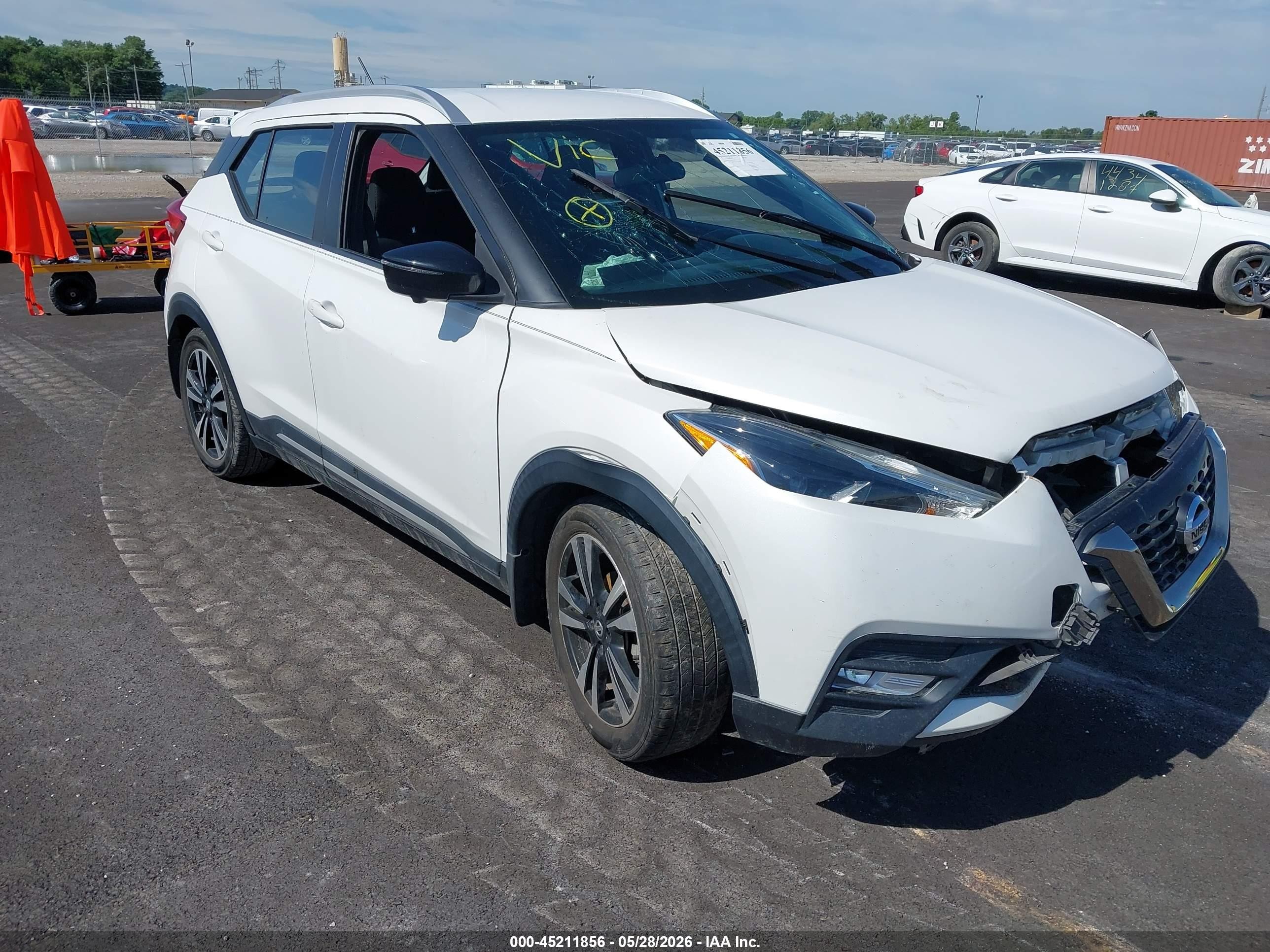 2019 Nissan Kicks SV, VIN 3N1CP5CU3KL532615 — Front end