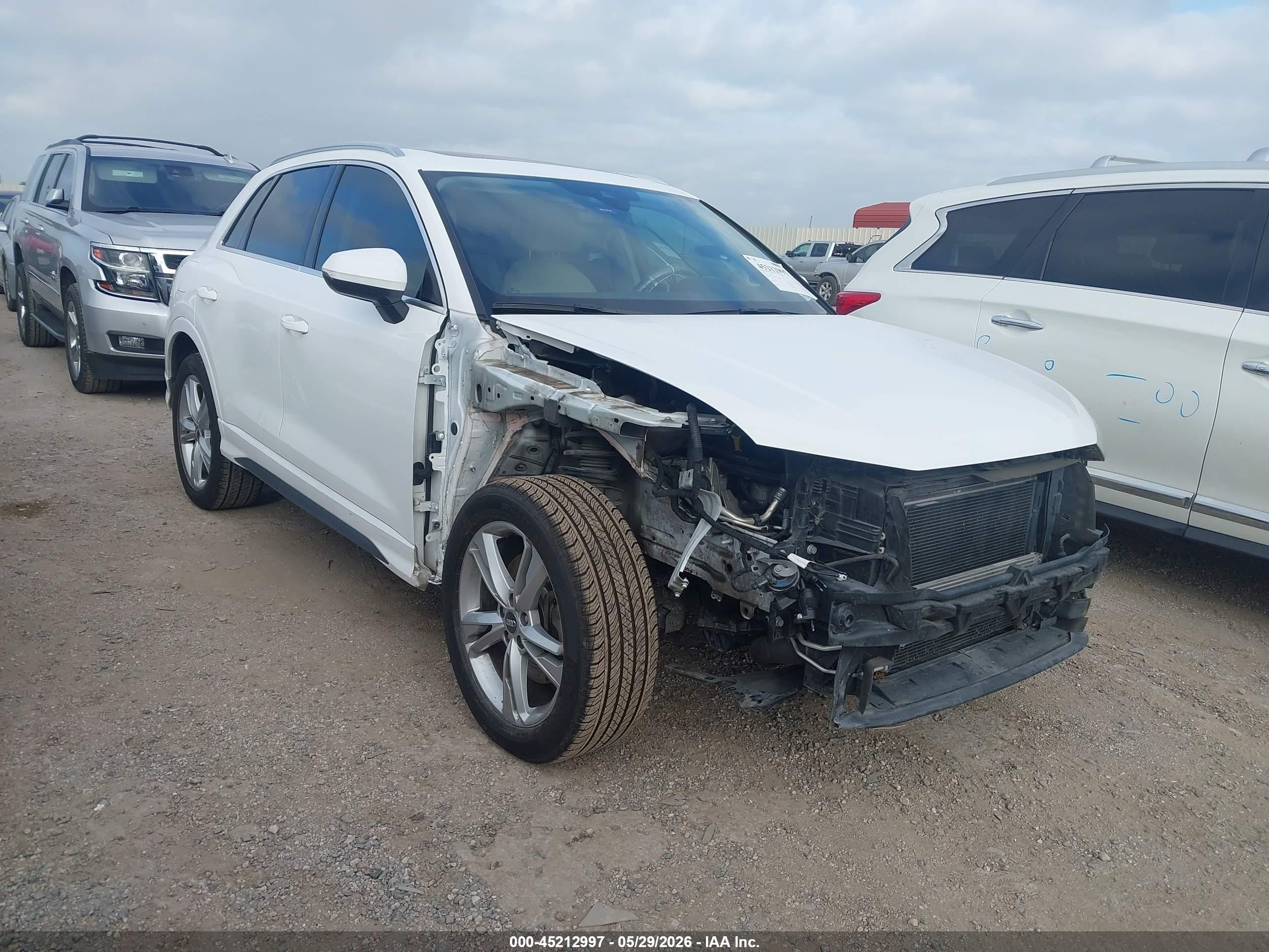 2020 Audi Q3 S line Premium, VIN WA1DECF37L1010524 — Перед