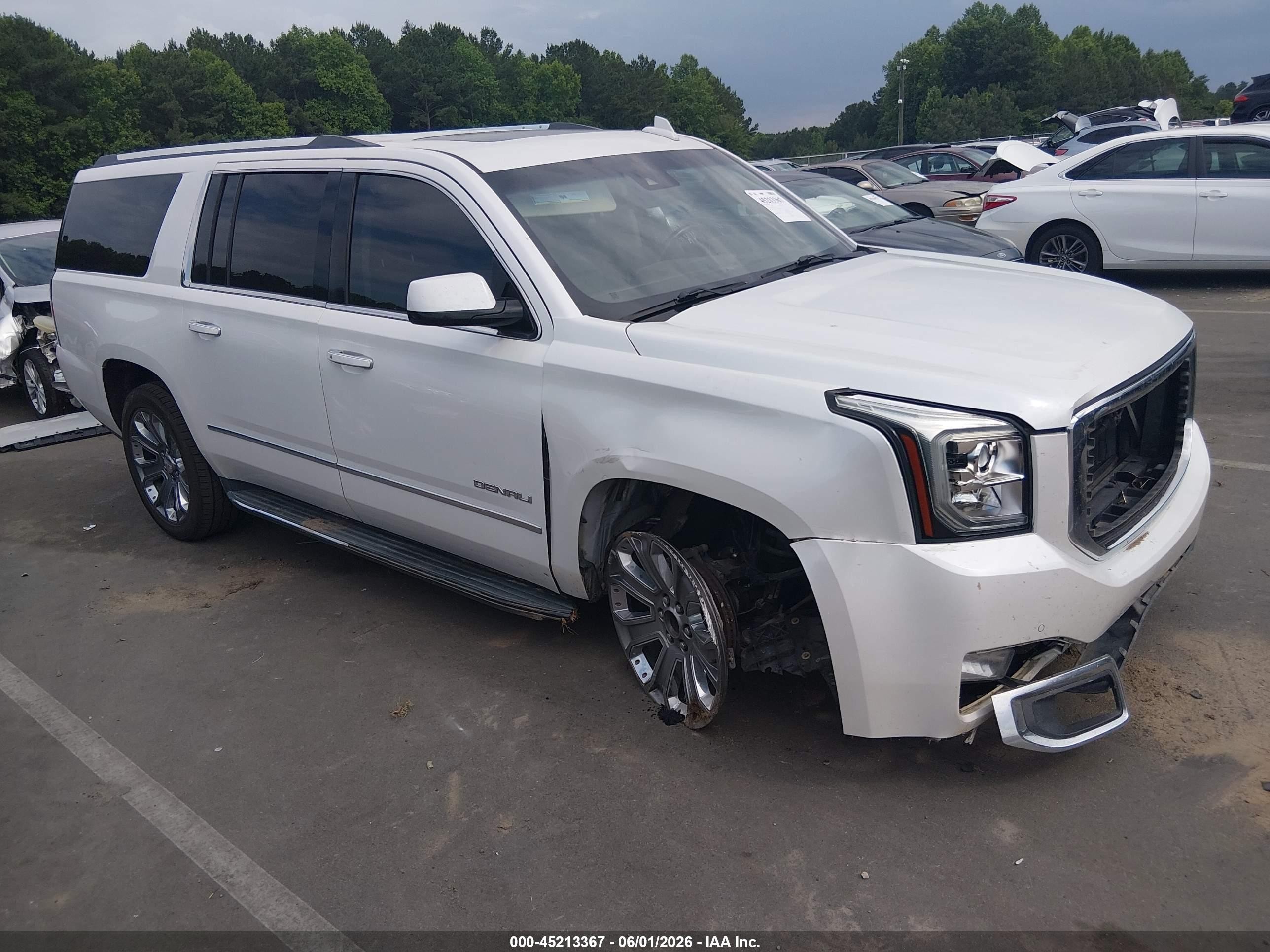 2016 GMC Yukon XL Denali, VIN 1GKS2HKJ9GR372132 — Front end