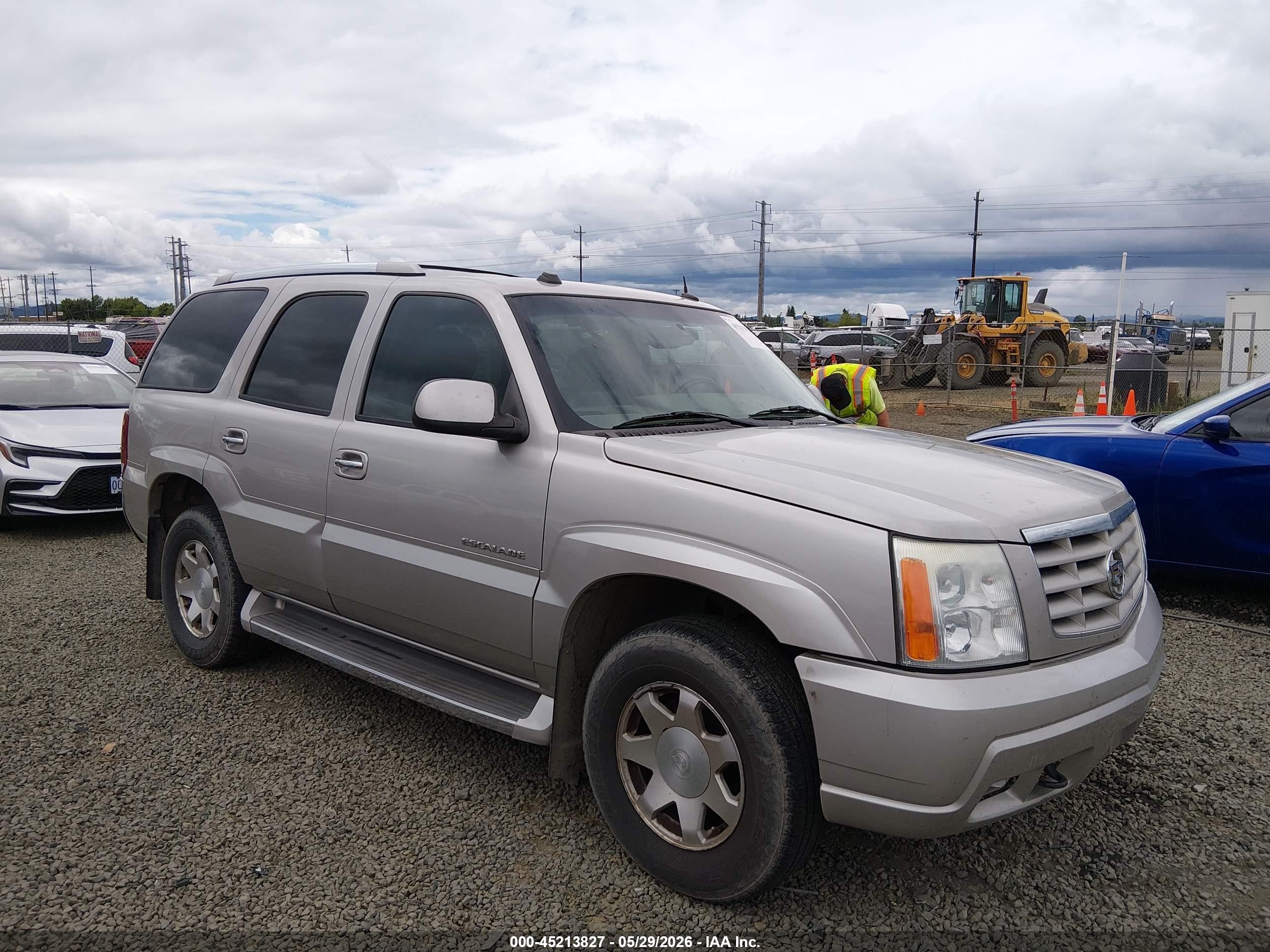2005 Cadillac Escalade, VIN 1GYEK63N95R118779 — Side
