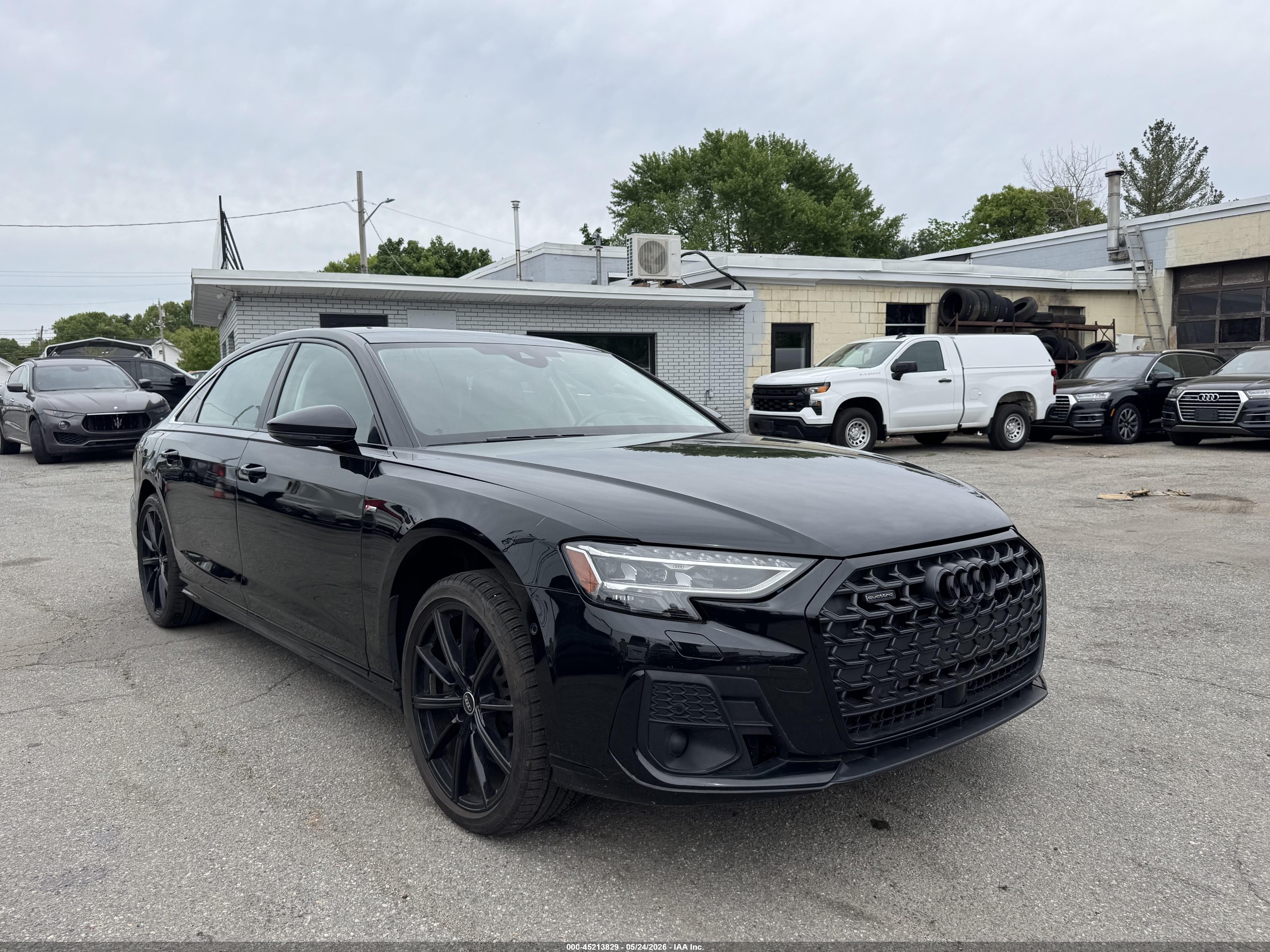 2019 Audi A8, VIN WAU8DAF85KN012304 — Бок