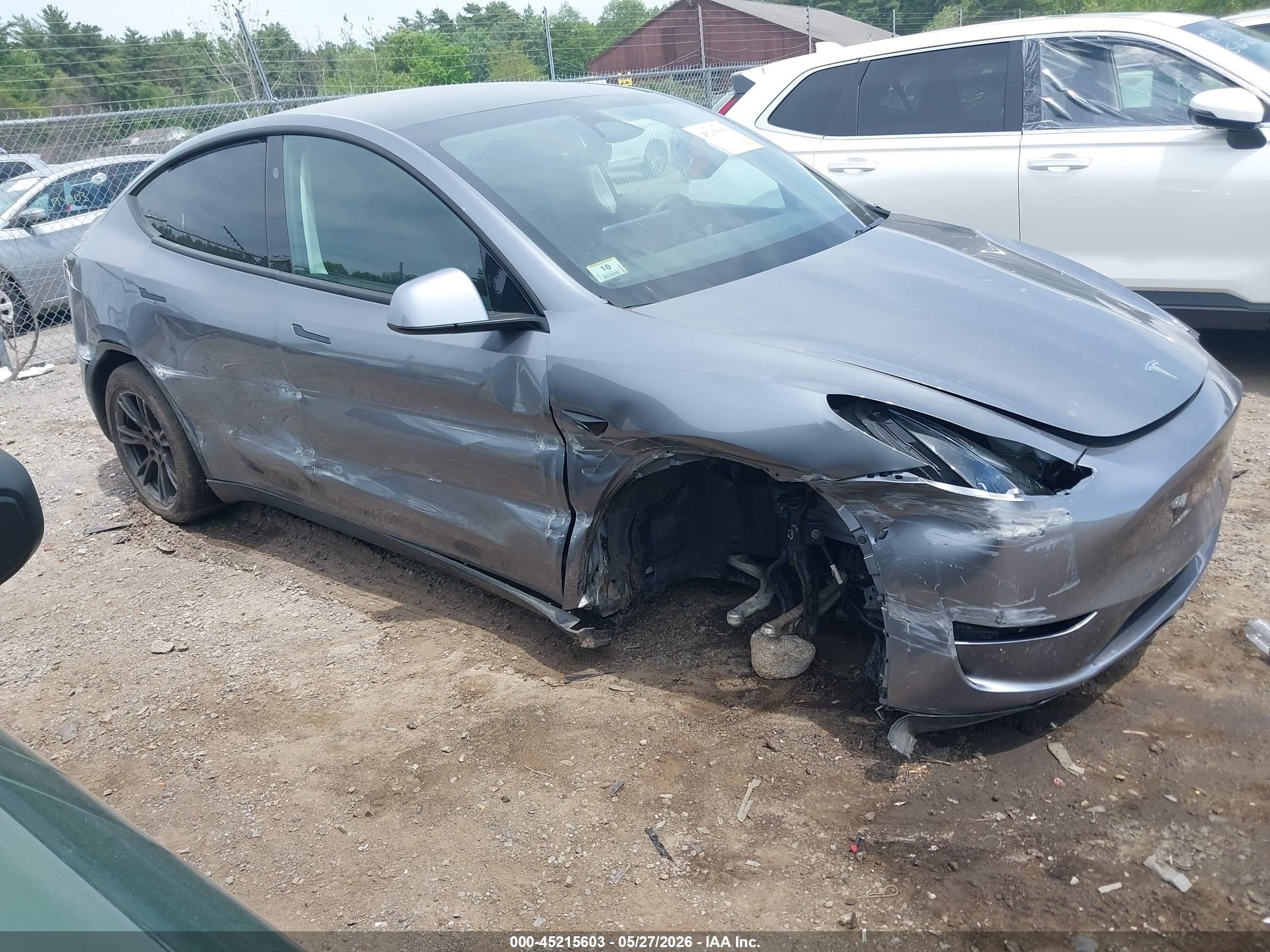 2024 Tesla Model Y Long Range, VIN 7SAYGDEE3RF199749 — Side