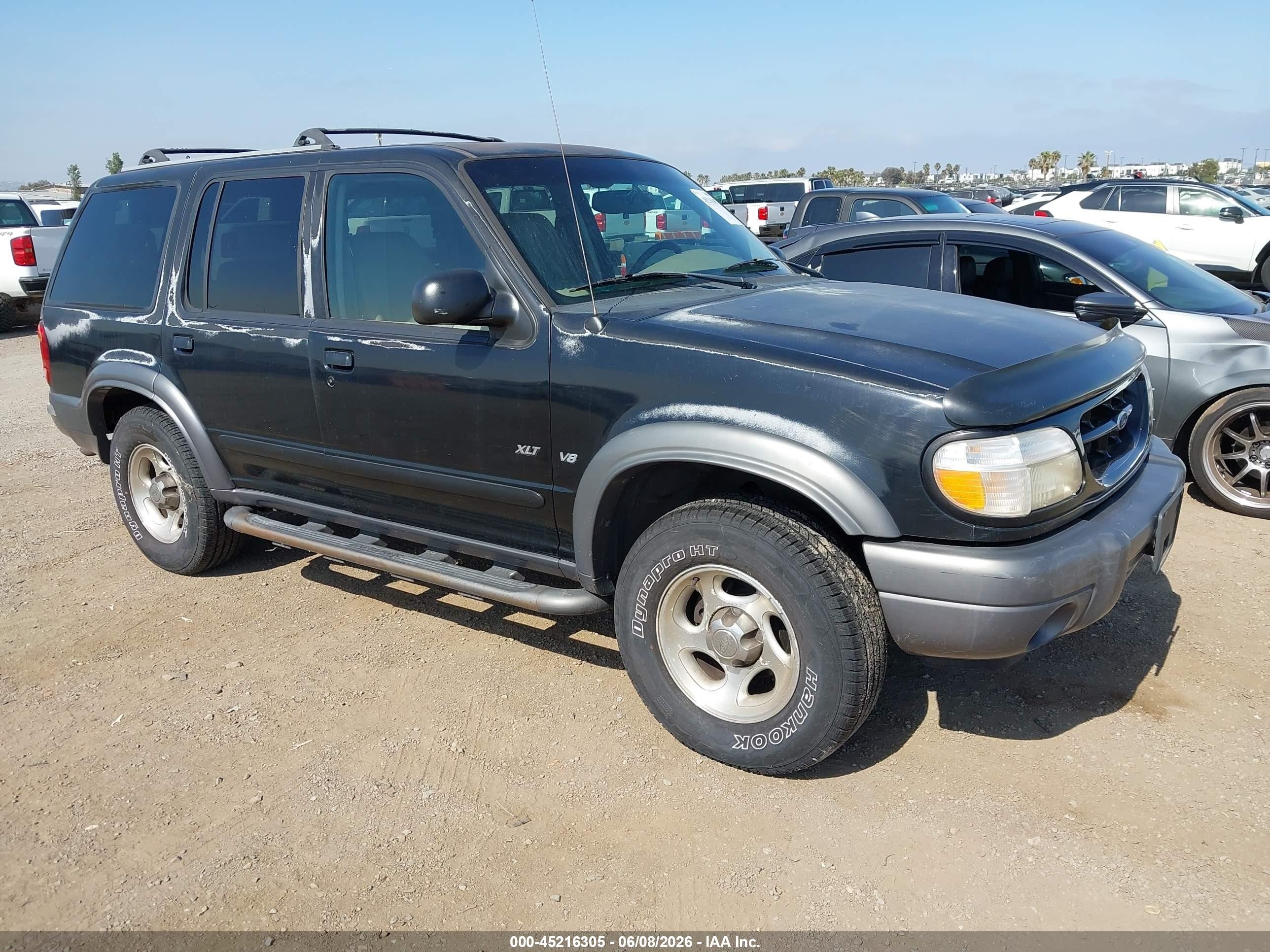 2000 Ford Explorer XLT, VIN 1FMZU63PXYZC25701 — Normal wear