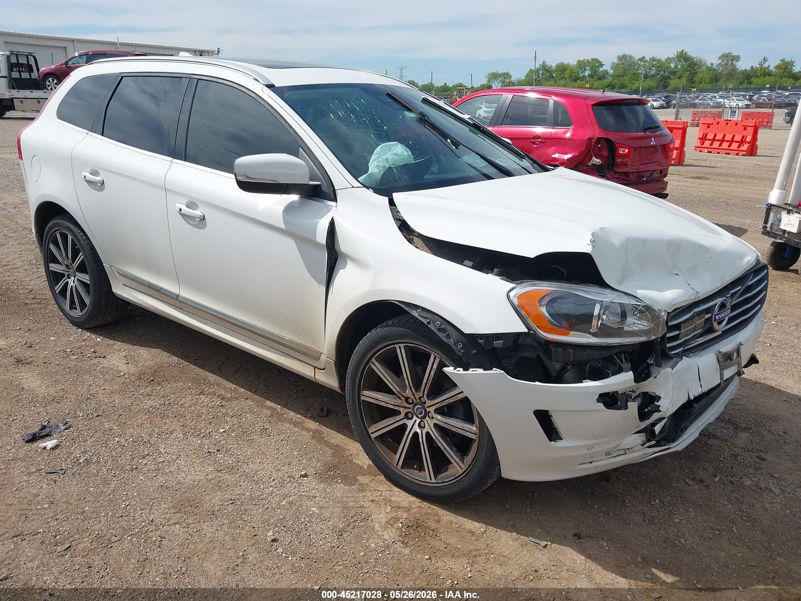 2015 Volvo XC60 T5 Drive-E Platinum, VIN YV440MDM3F2698149 — Front end