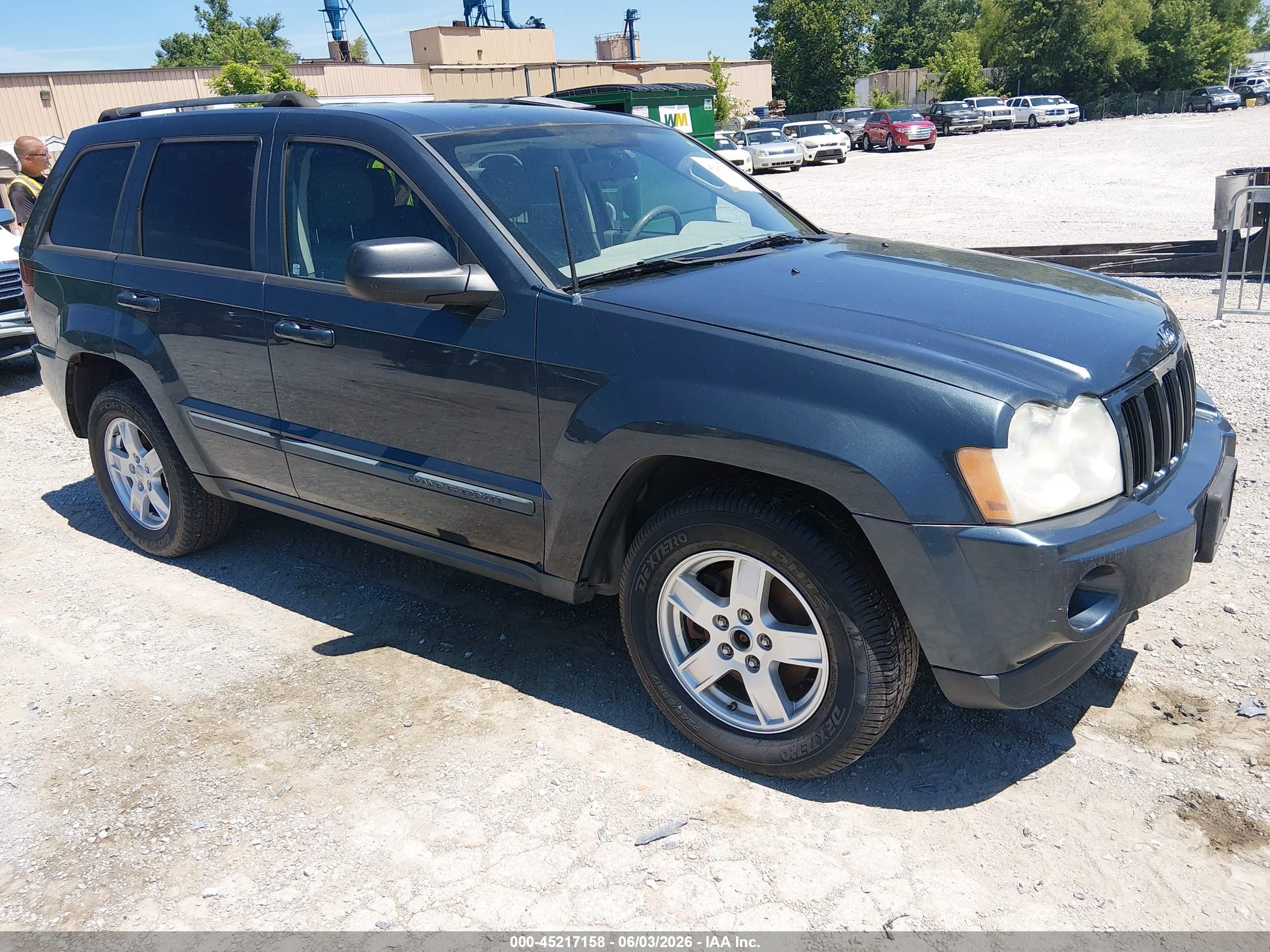 2007 Jeep Grand Cherokee Laredo, VIN 1J8GR48K67C556297 — Normal wear
