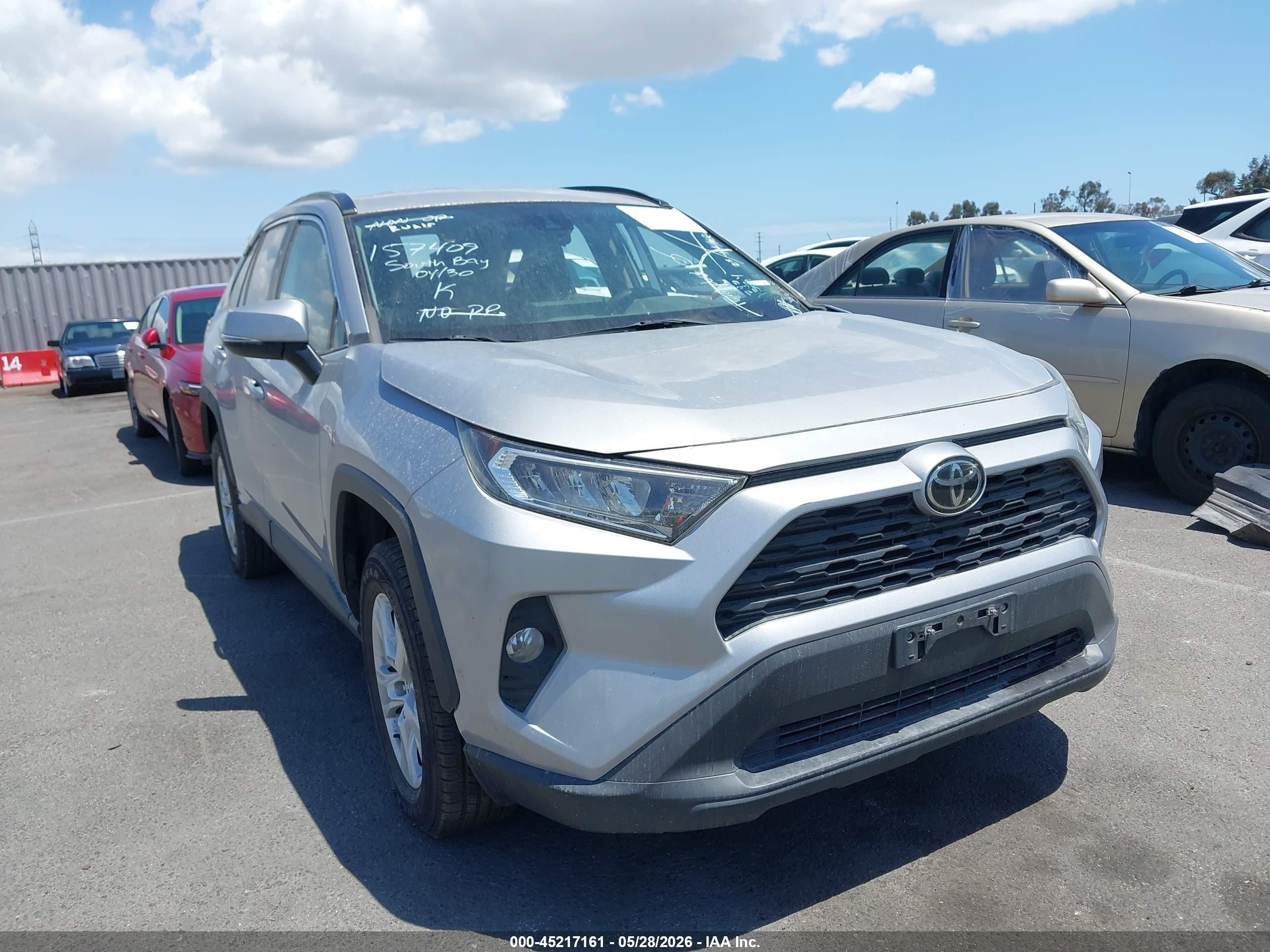 2021 Toyota RAV4 XLE, VIN 2T3P1RFV8MC157409 — Бок