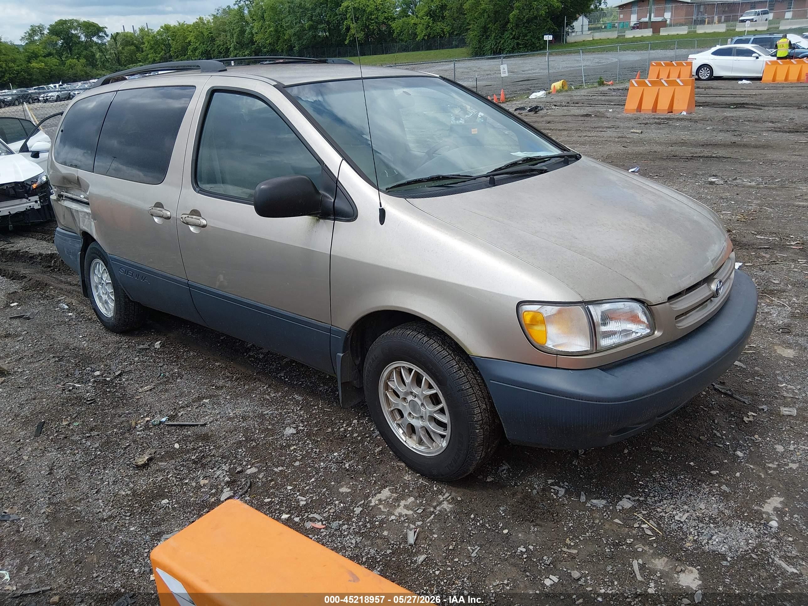 2000 Toyota Sienna LE, VIN 4T3ZF13C8YU181731 — Rear end
