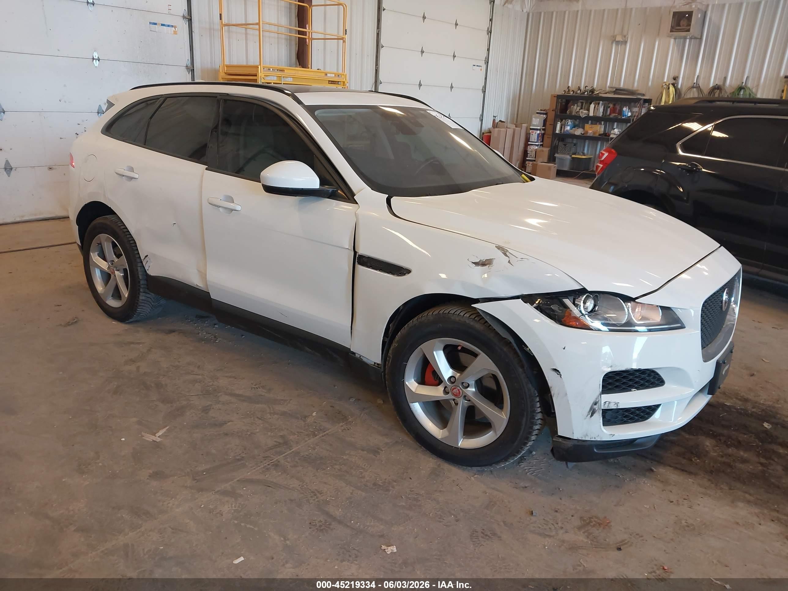 2017 Jaguar F-Pace 20d Premium, VIN SADCJ2BN1HA491204 — Side