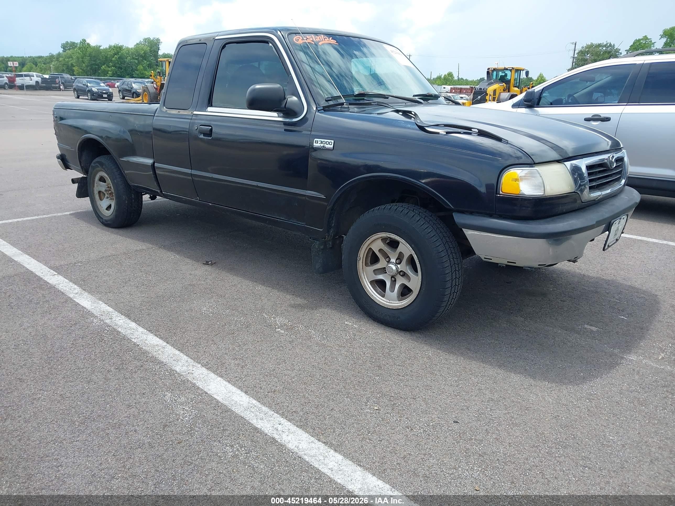 2000 Mazda B-Series SE, VIN 4F4YR16V9YTM09679 — Rear end
