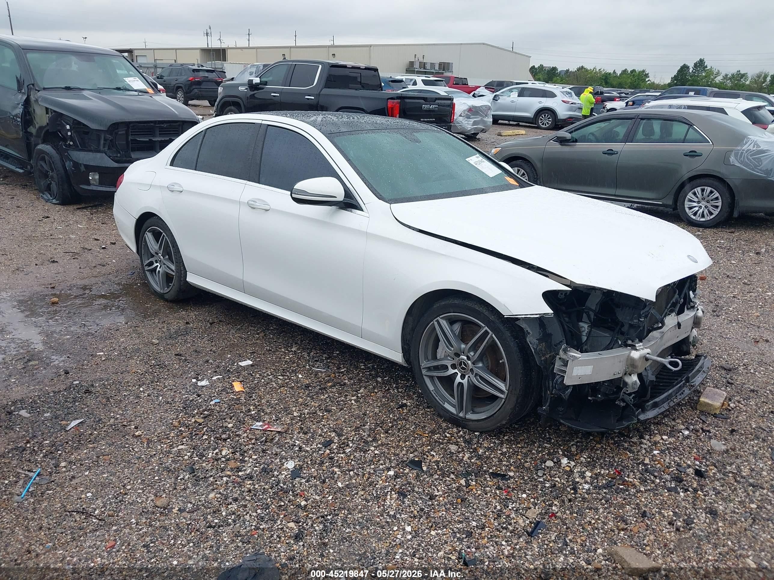 2017 Mercedes-Benz E 300 Luxury, VIN WDDZF4JB0HA112189 — Front end