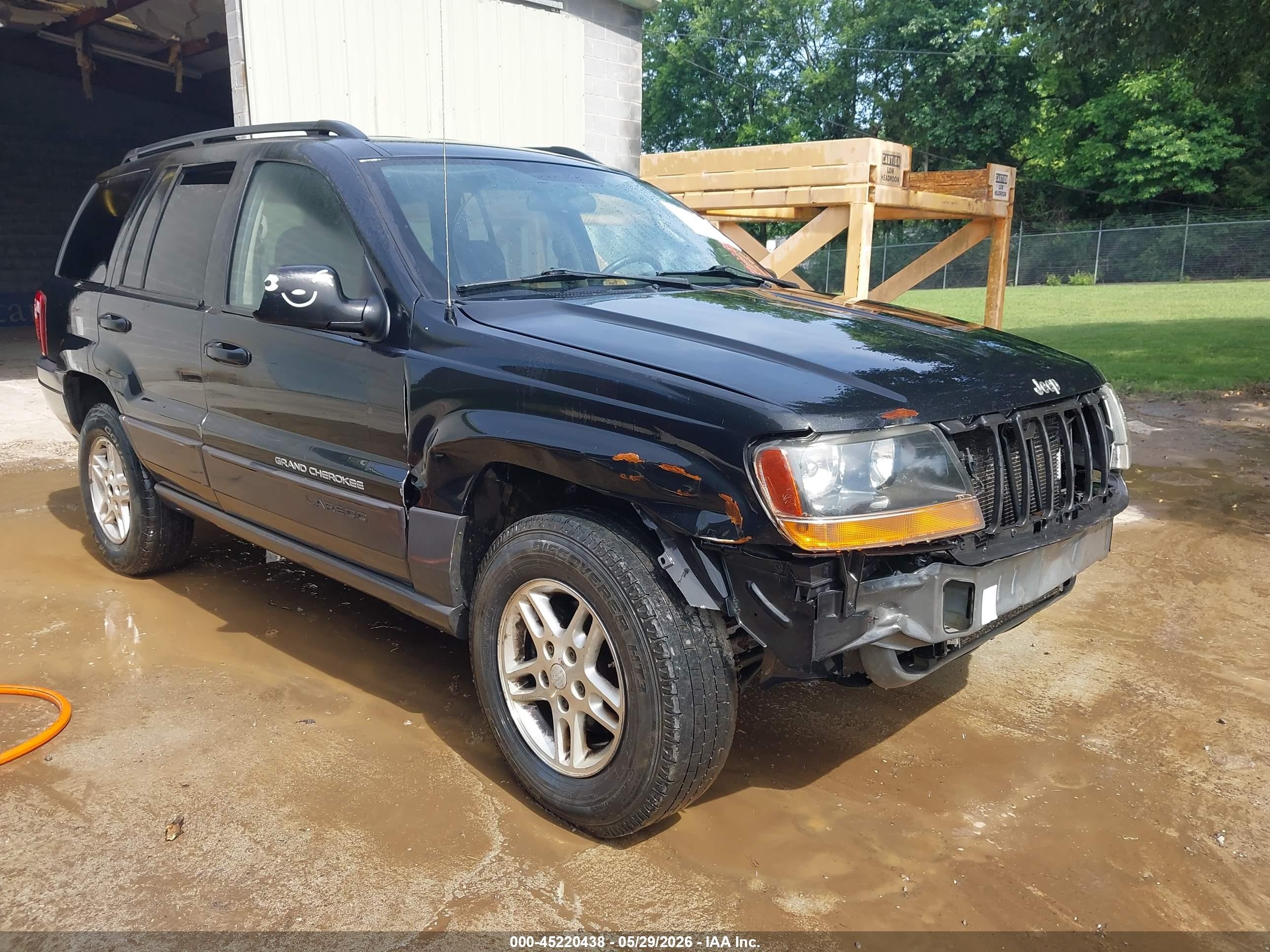 2004 Jeep Grand Cherokee Laredo, VIN 1J4GW48S24C417077 — Front end