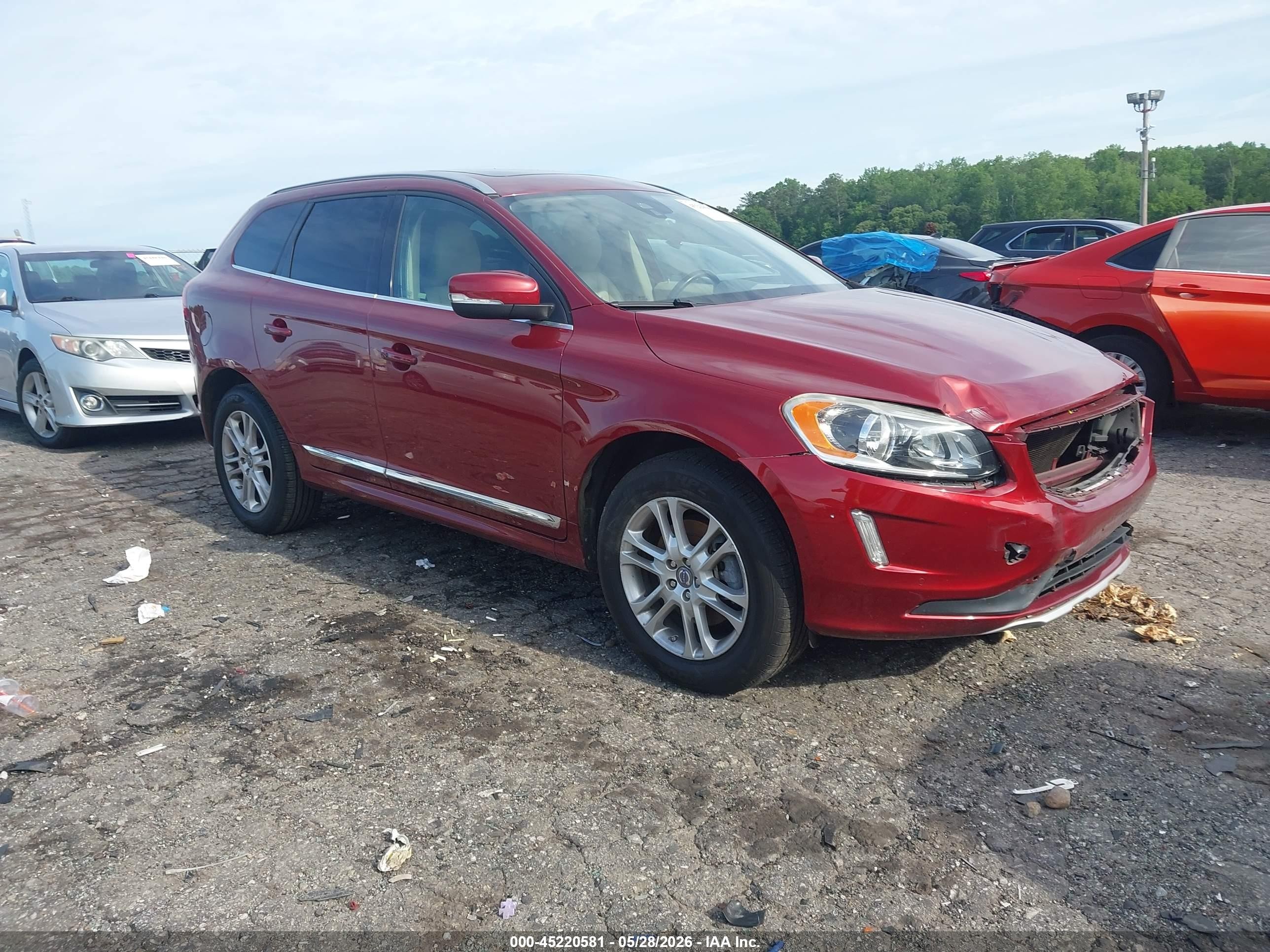 2015 Volvo XC60 T5 Drive-E Premier, VIN YV440MDK9F2675392 — Front end